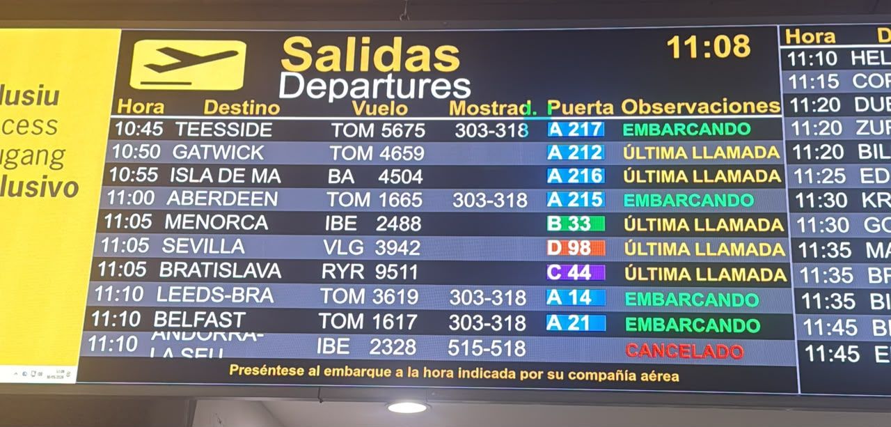 La pantalla que notificava la cancelació del vol d'Andorra-la Seu, ahir divendres.