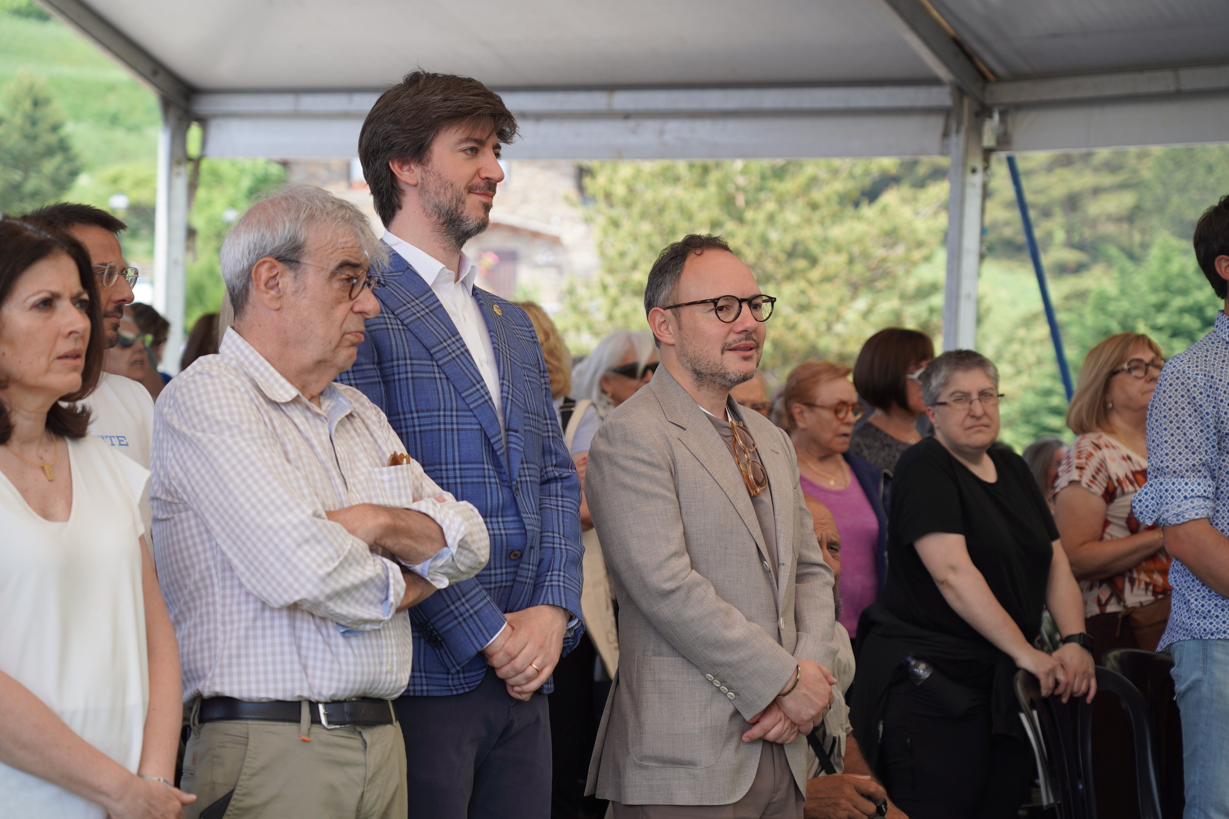 Espot segueix la missa de Canòlich al costat d'altres autoritats.