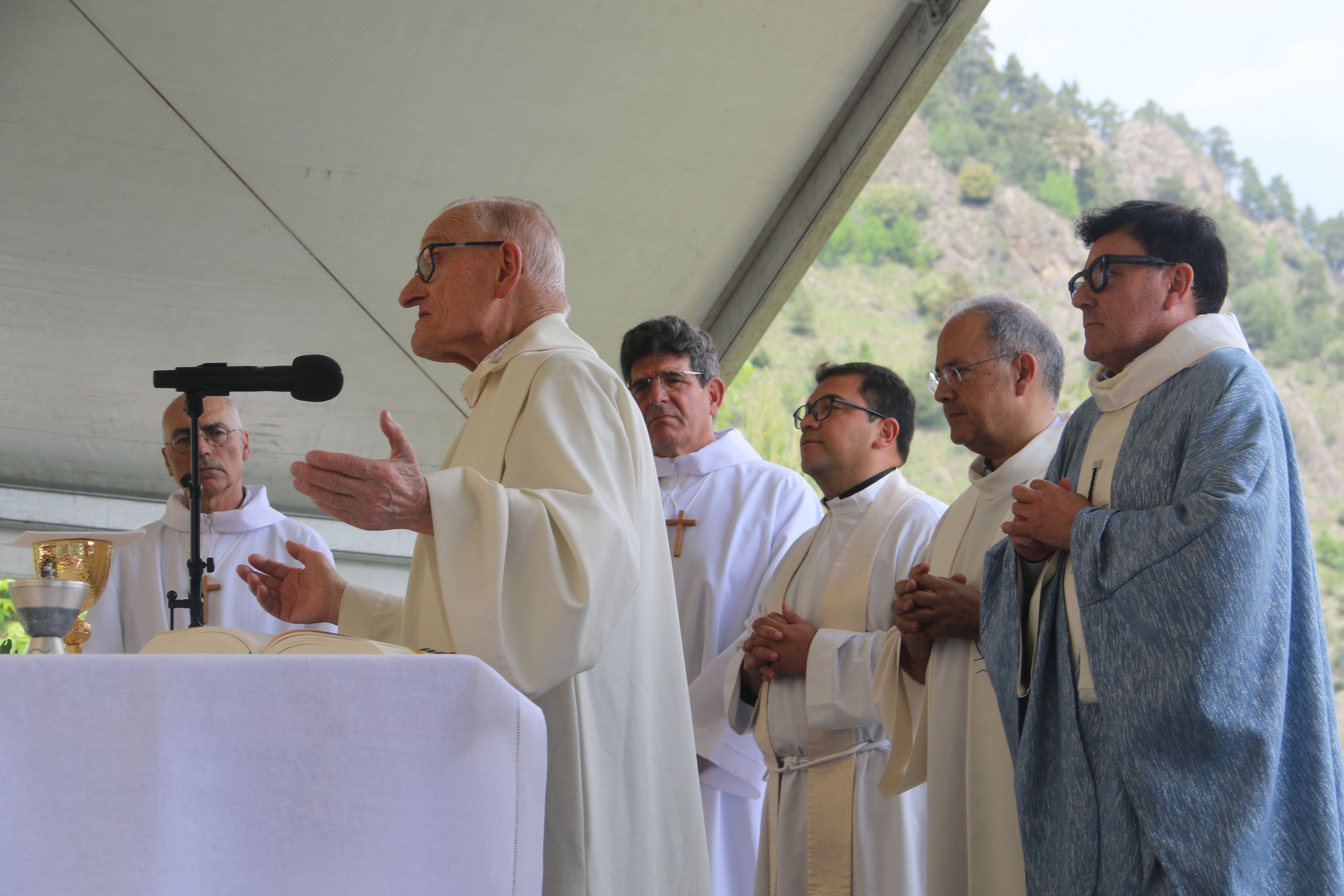 Mossèn Ramon Sàrries durant el record als preveres traspassats que van servir a Sant Julià. 