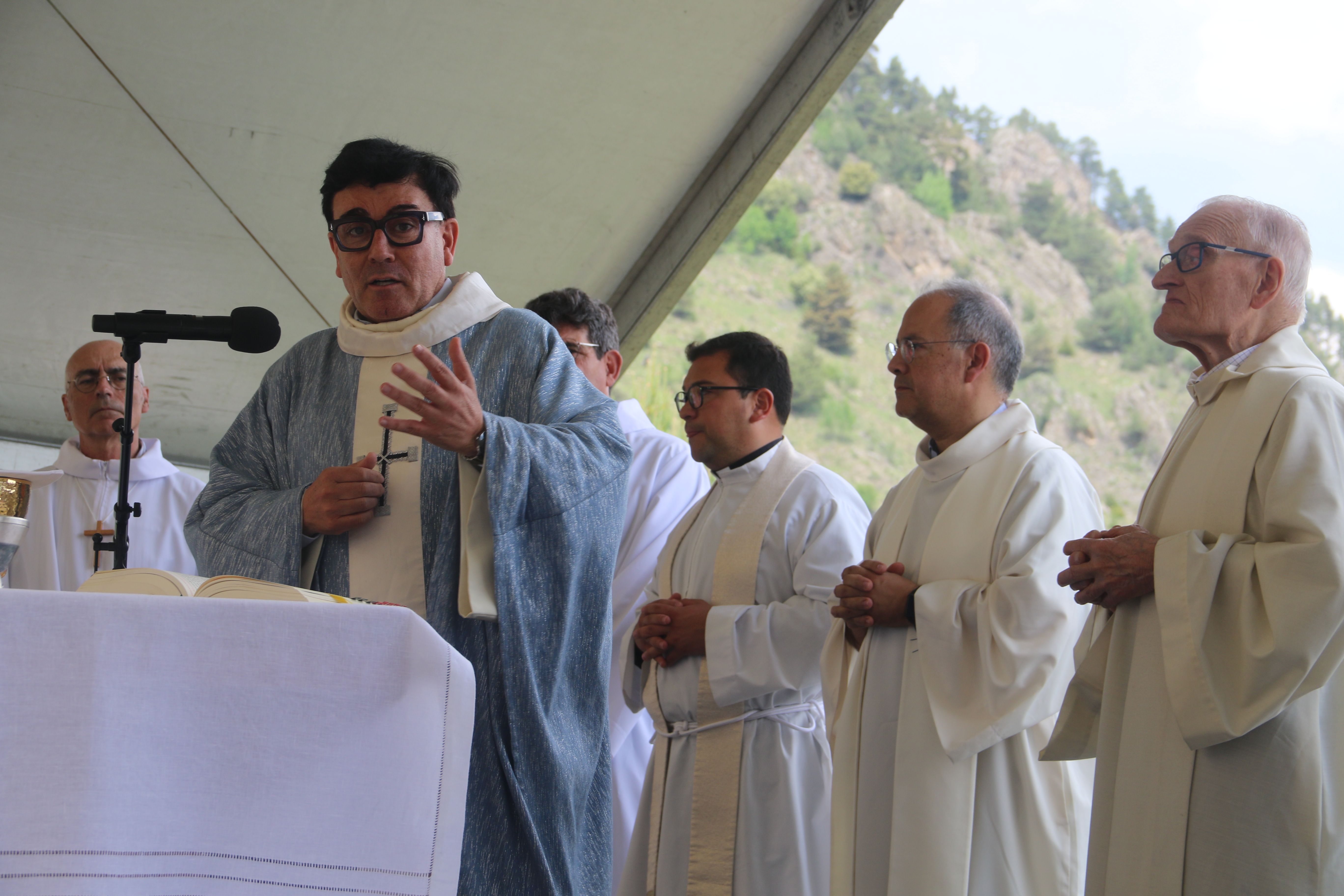 Mossèn Pepe durant la celebració de la missa.