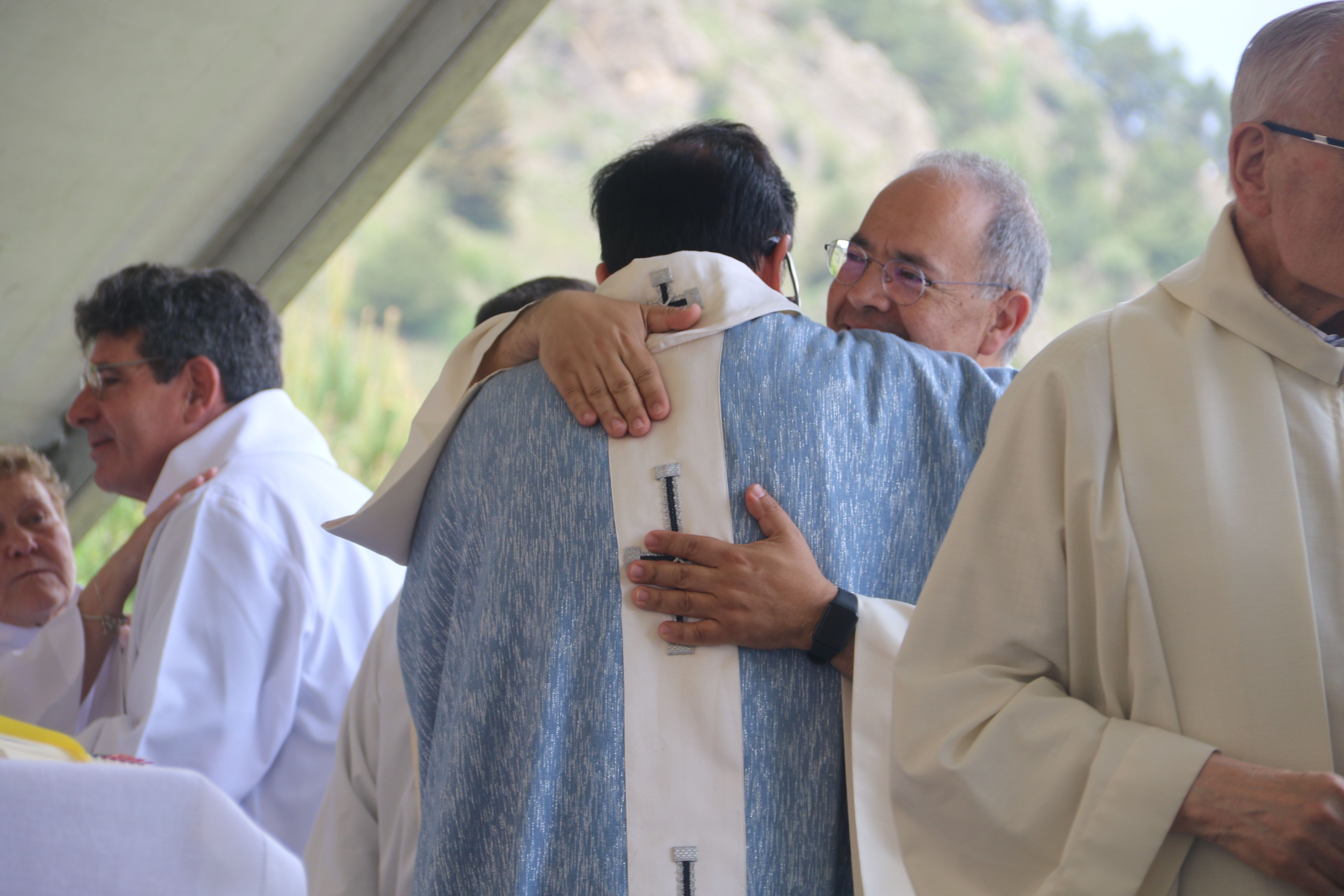 Abraçada de mossèn Pepe i mossèn Elvira.