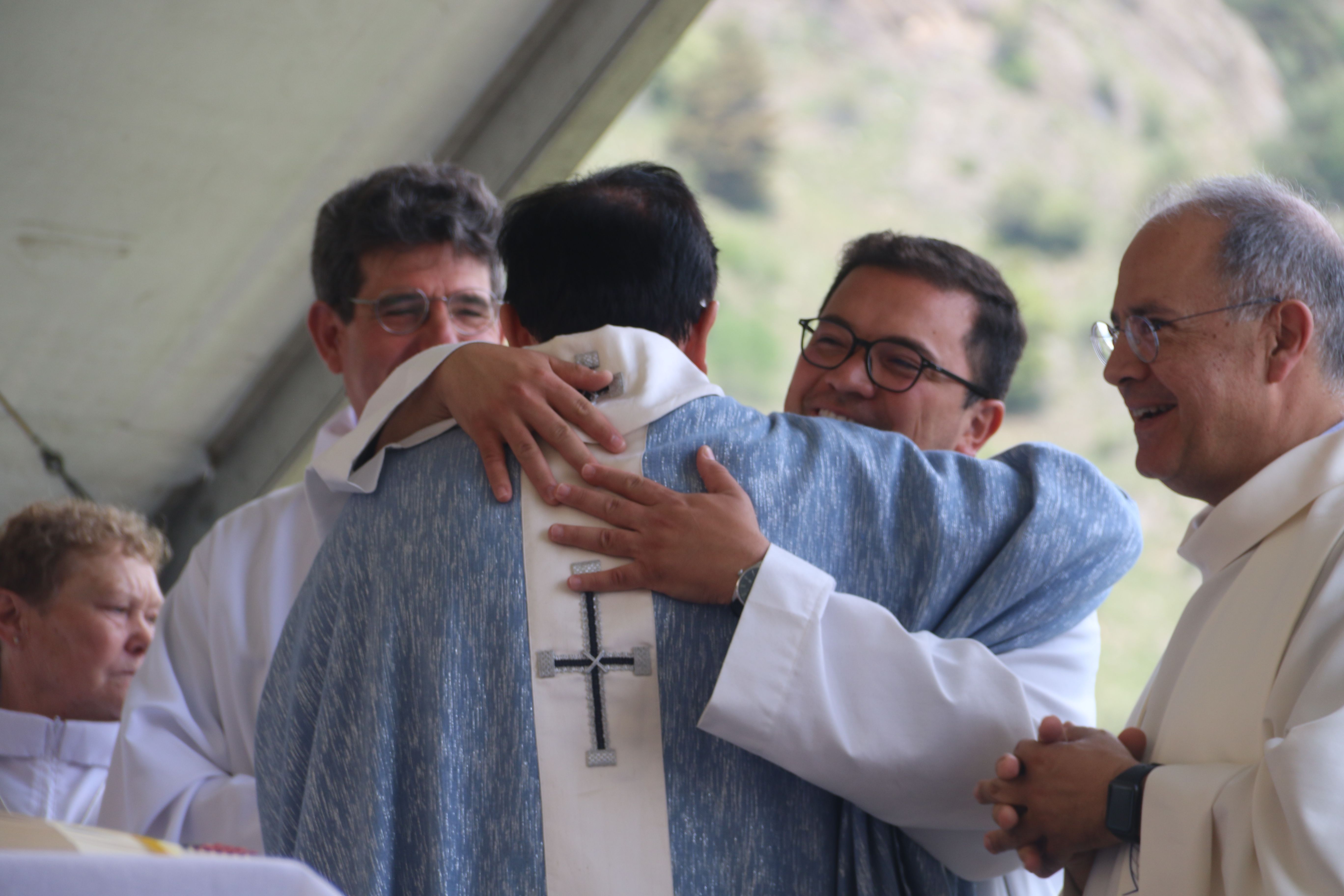 Abraçada de mossèn Pepe i mossèn Vargas