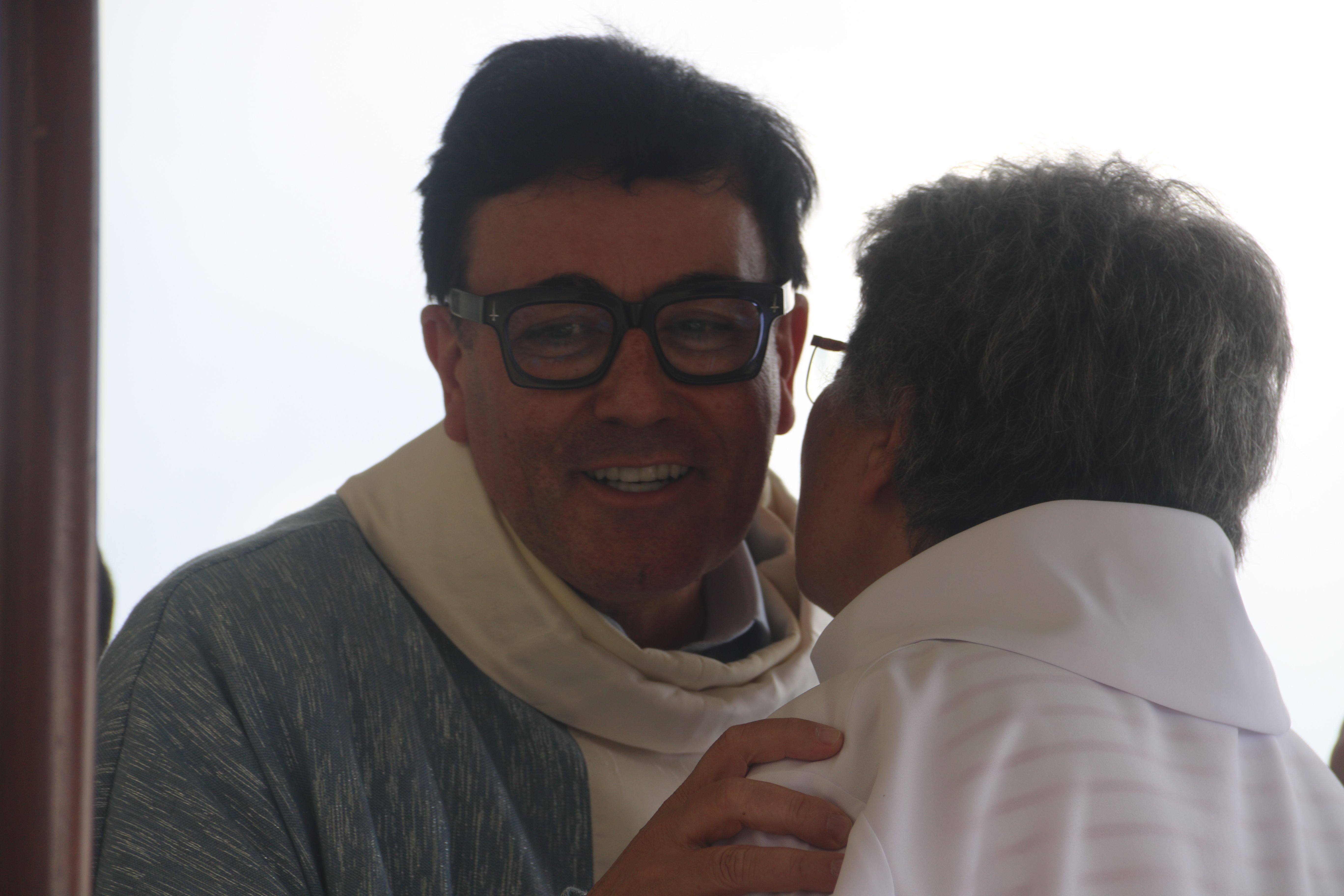Abraçada de mossèn Pepe i la verge consagrada Cristina Ribot. 