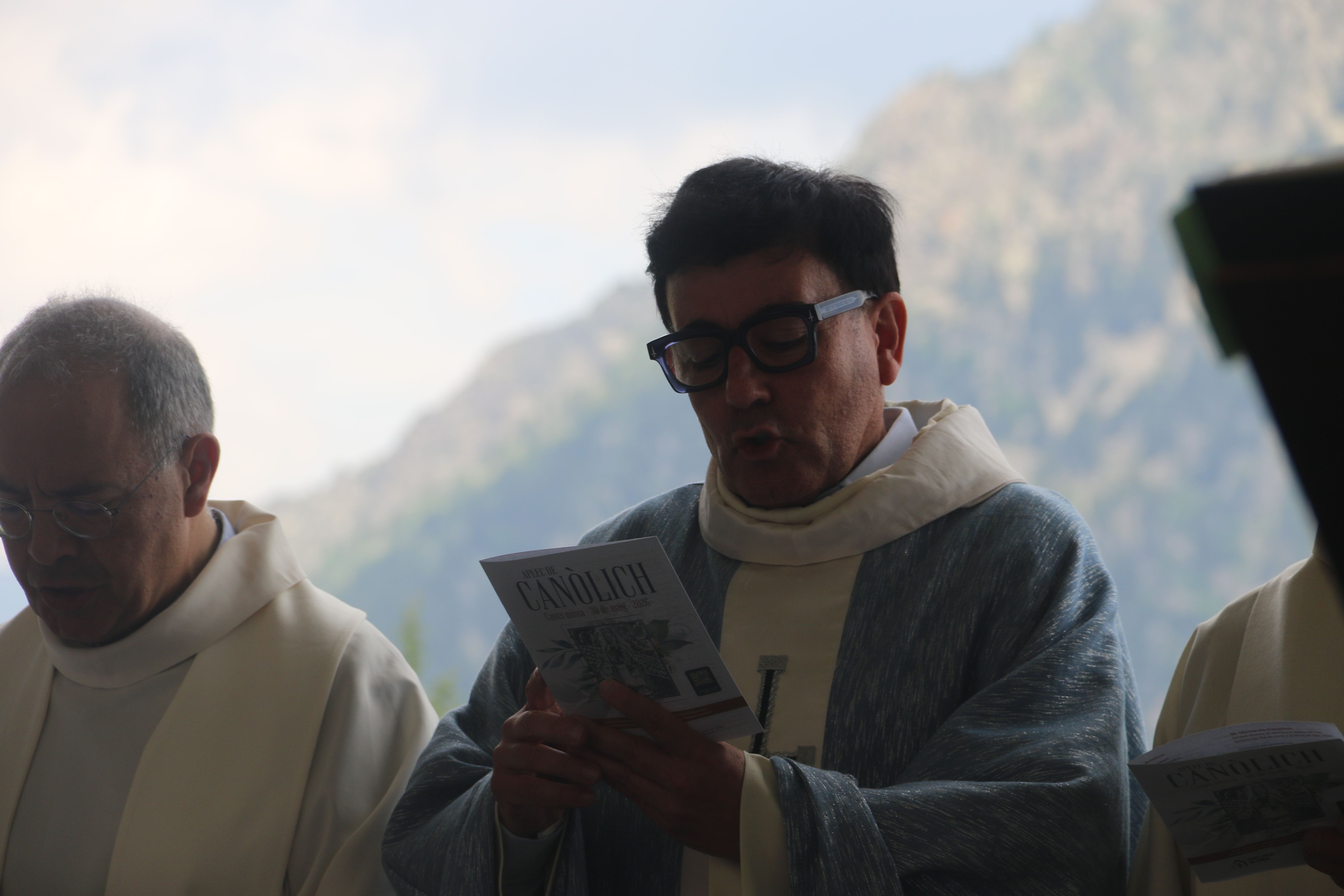 Mossèn Pepe durant la missa. 