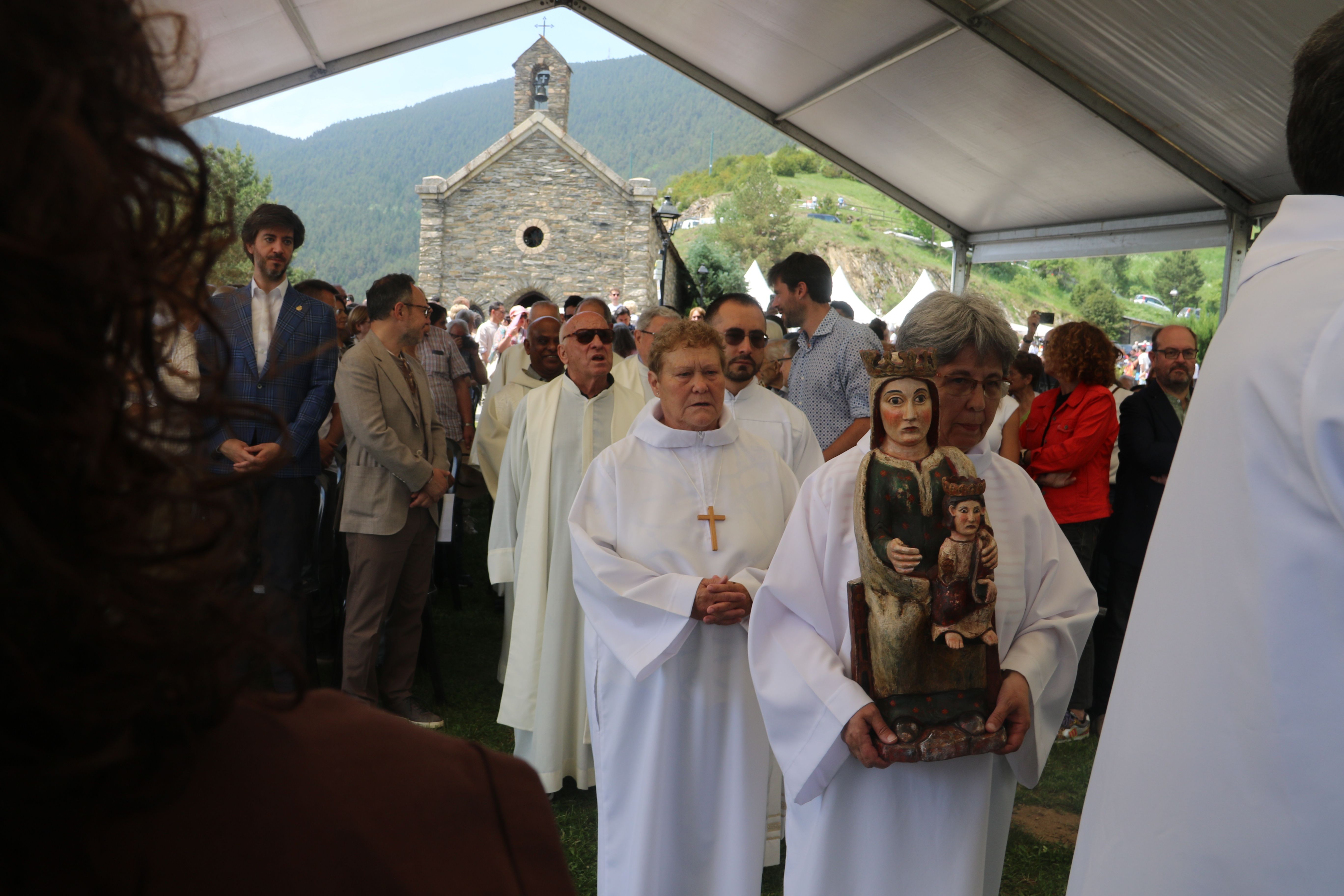 L'entrada de la comitiva religiosa.