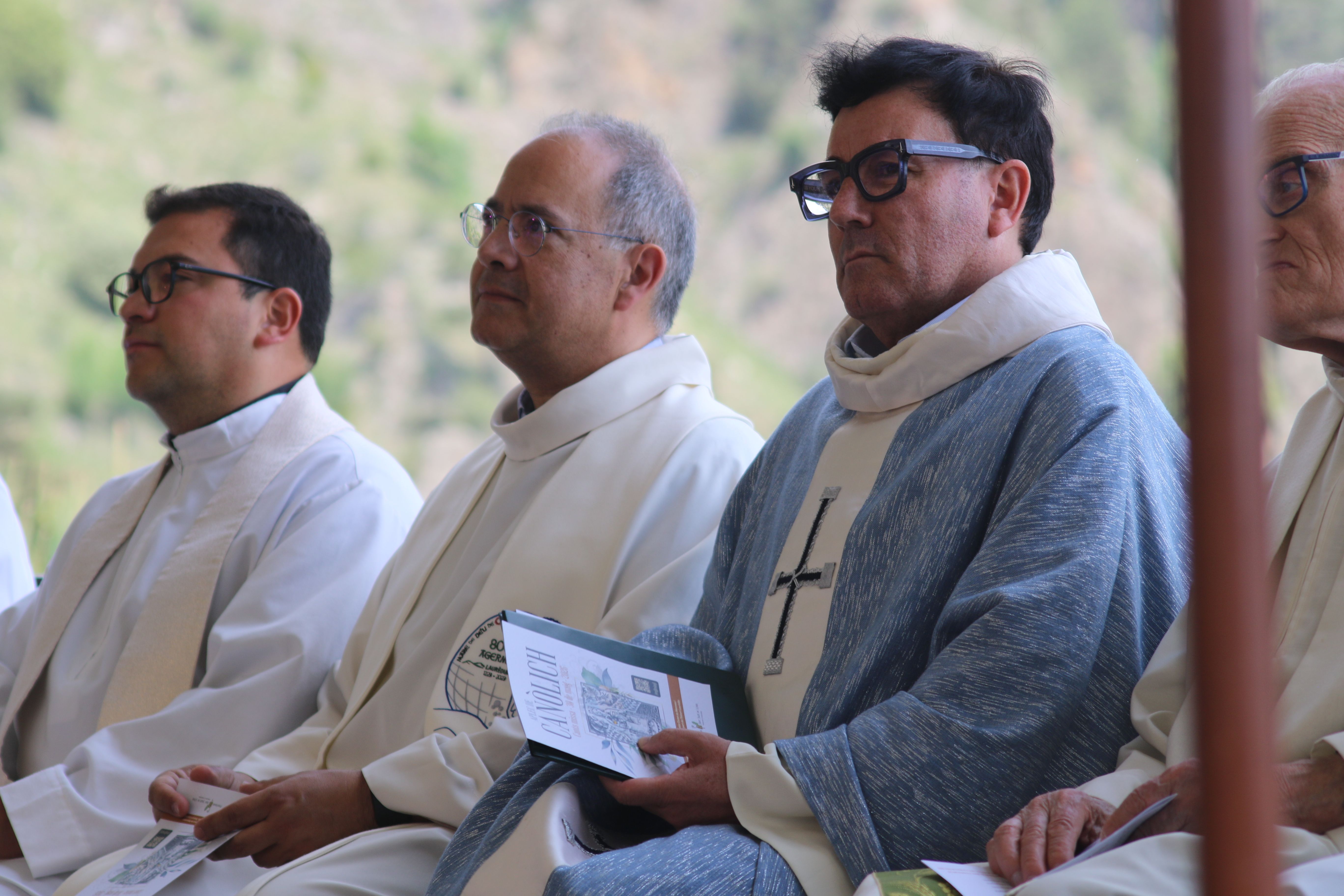 Els mossens Àlex Vargas, Toni Elvira i Pepe Chisvert durant un moment de pregària