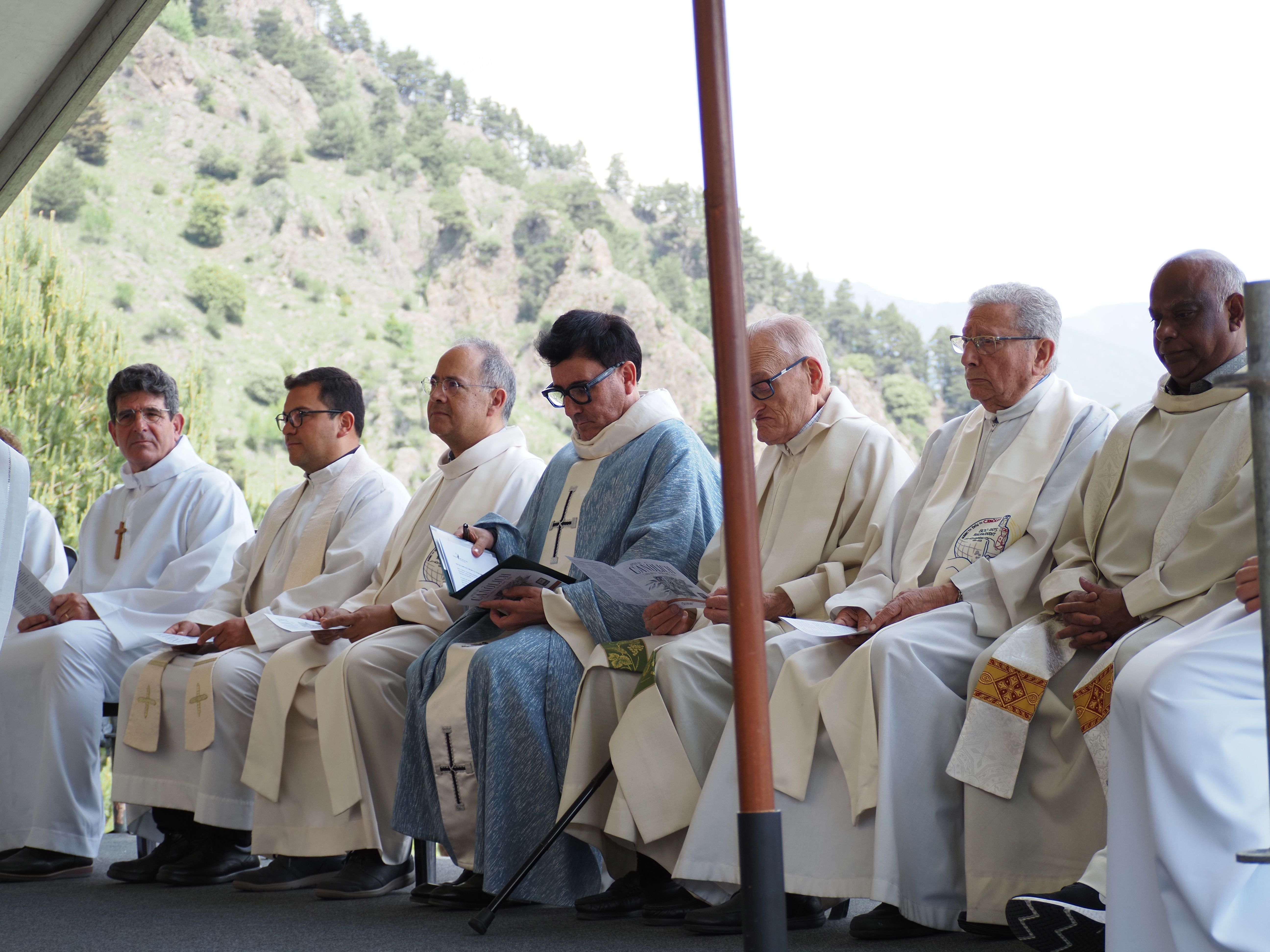 Els capellans del país durant la missa de Canòlich.