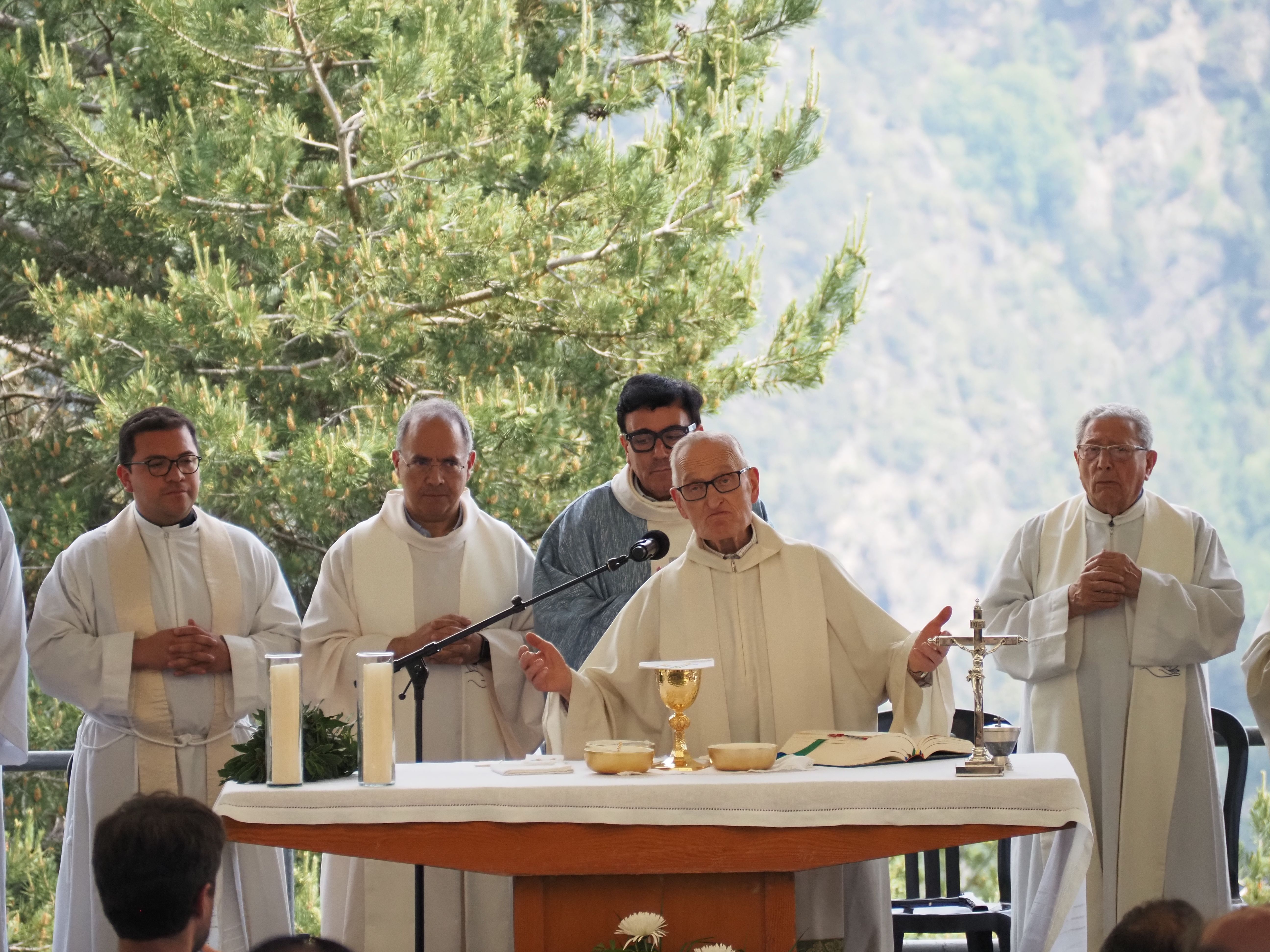 Mossèn Sàrries durant la missa.