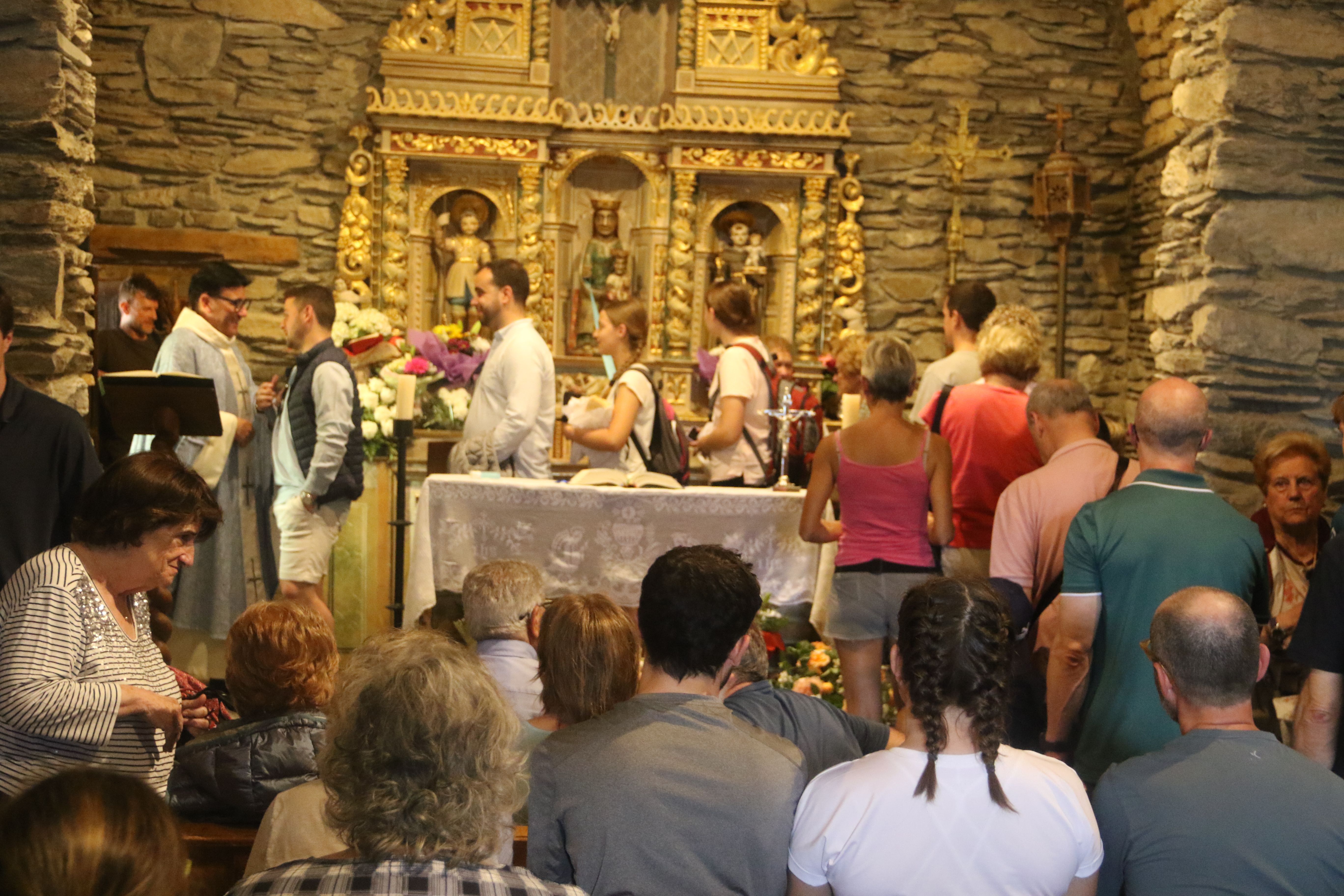 Acomiadant-se de mossèn Pepe. Acomiadant-se de mossèn Pepe.