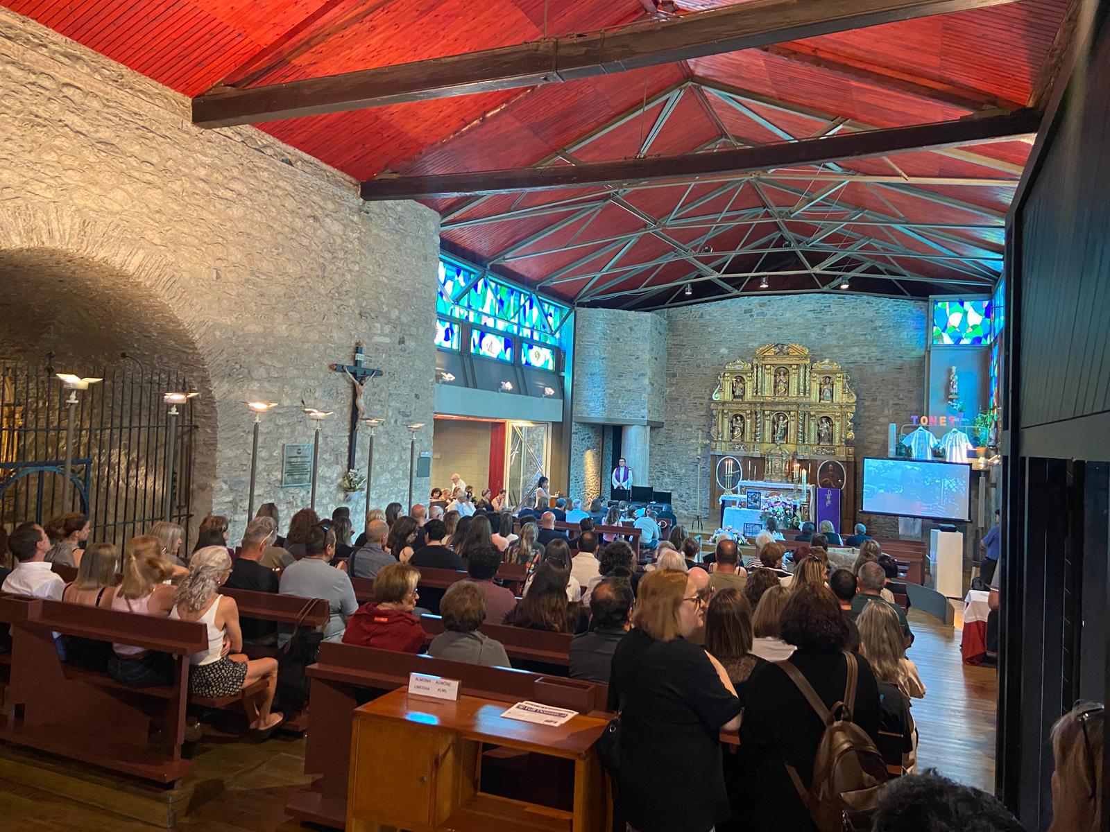 Moments previs a la missa funeral en record de Toni Gamero.