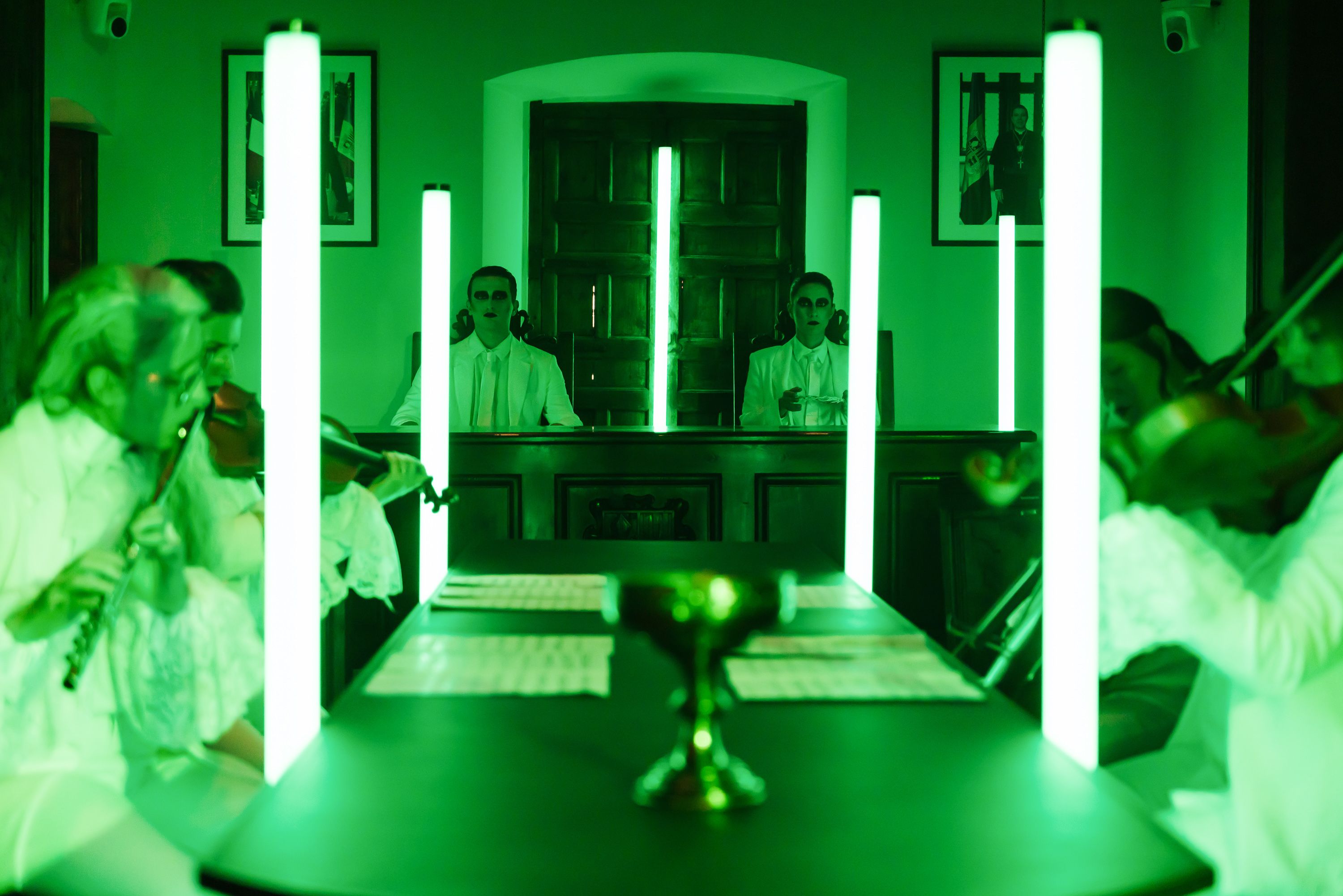 La sala de plens amb una inusual llum verda. La sala de plens amb una inusual llum verda.
