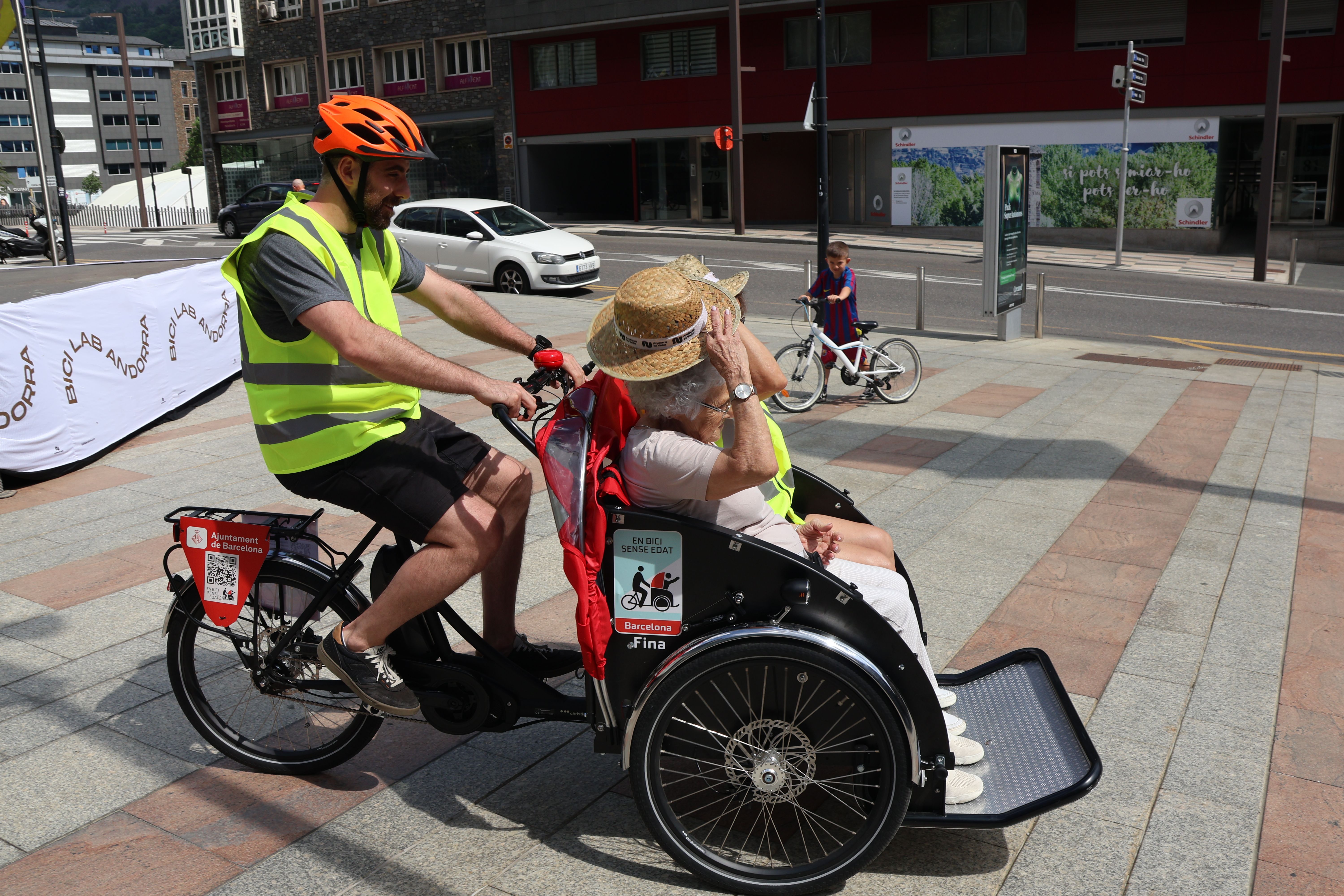 El passeig 'En bici sense edat', davant del BiciLab.
