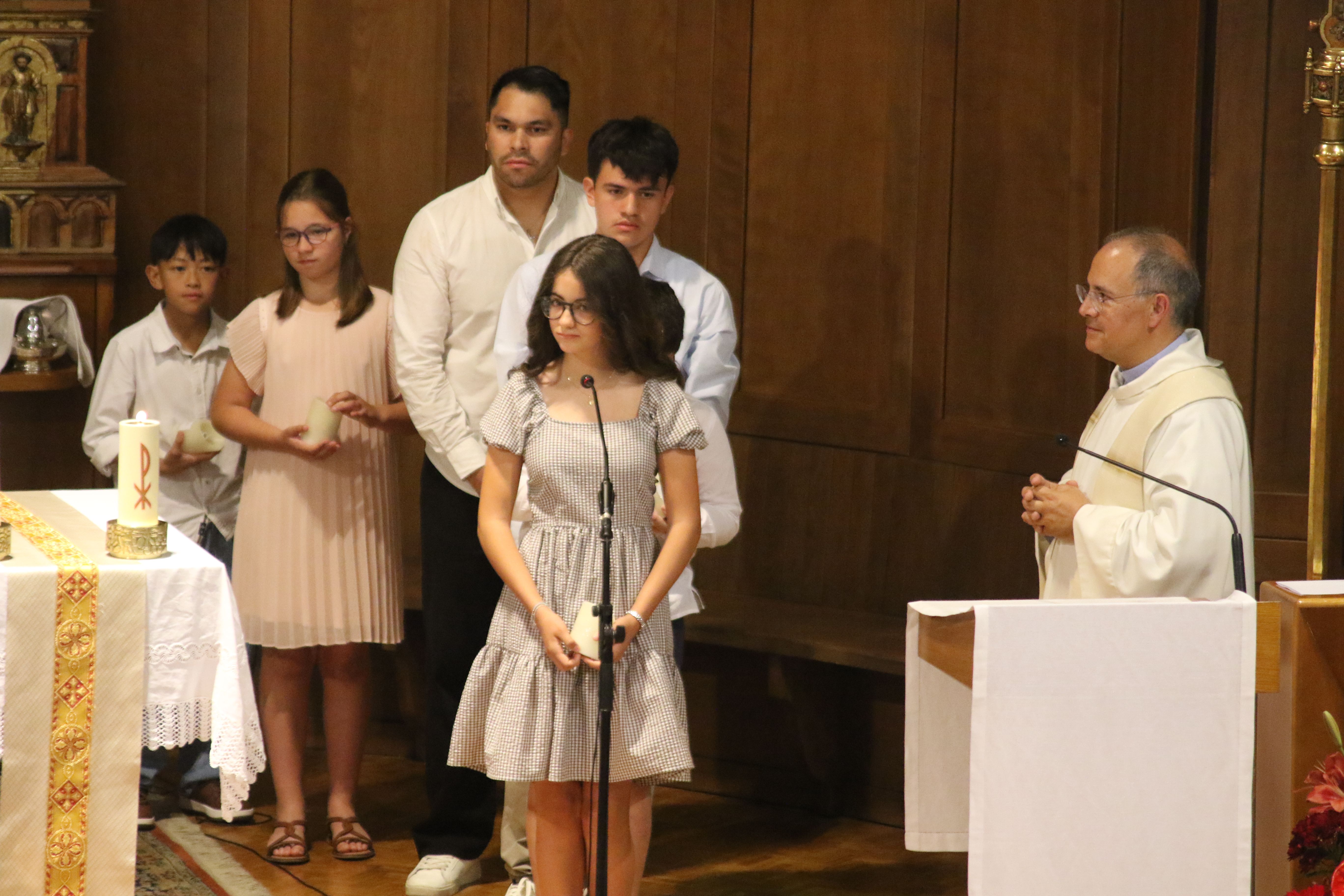 Alguns dels joves que s'havien de confirmar durant la celebració. 
