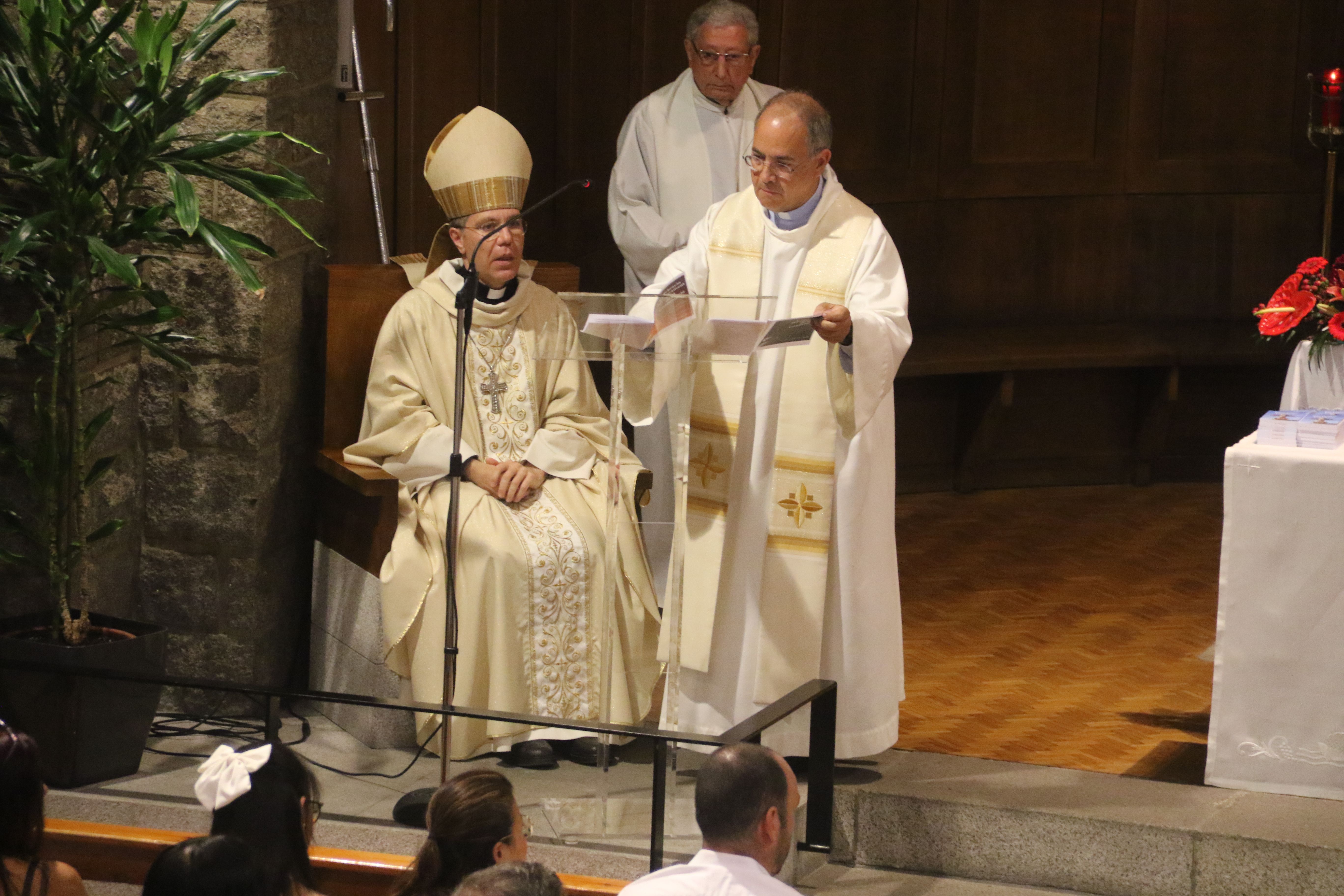 Serrano, Elvira i Soy durant l'eucaristia.