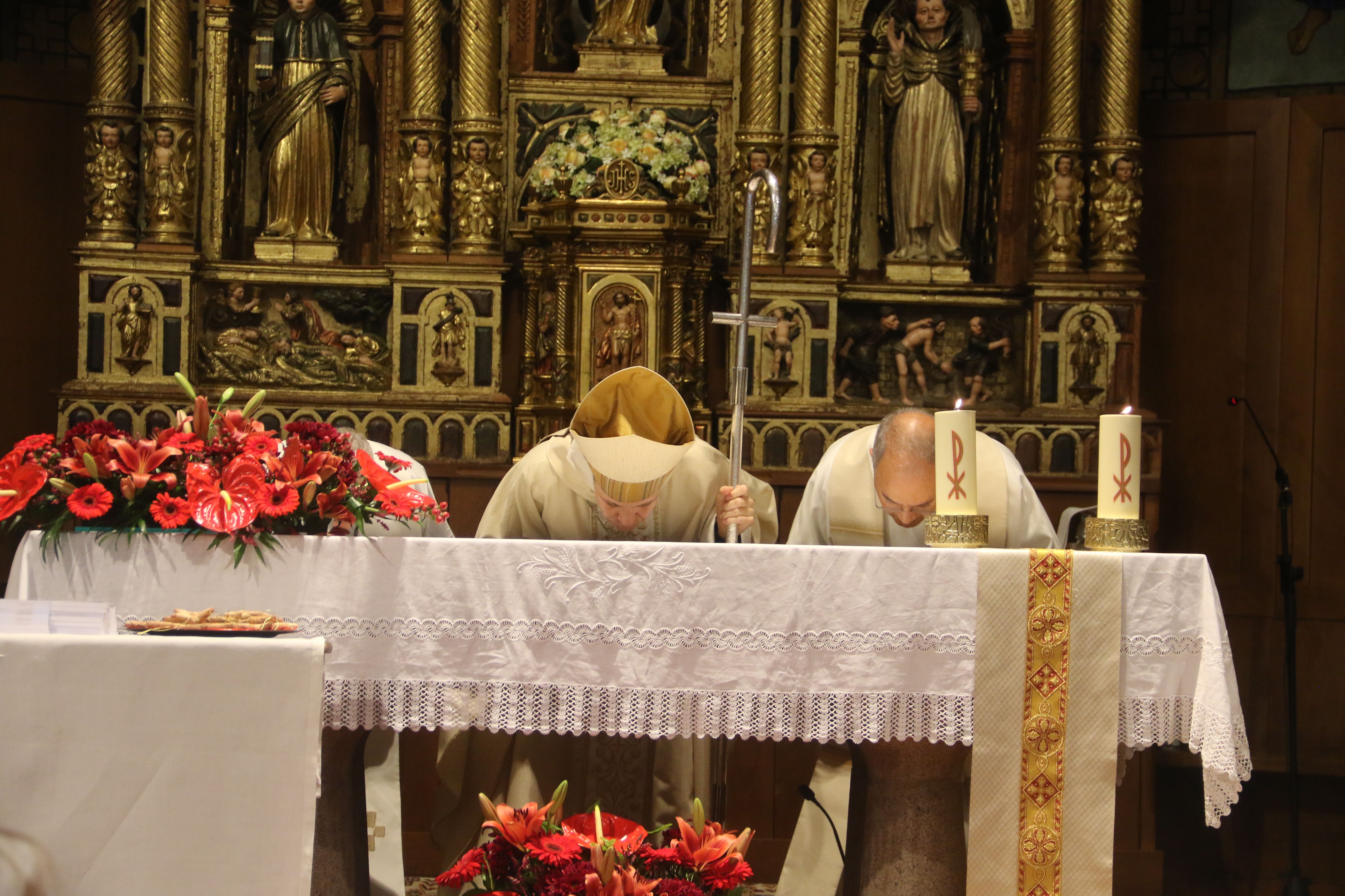 Els tres celebrants en pujar a l'altar.