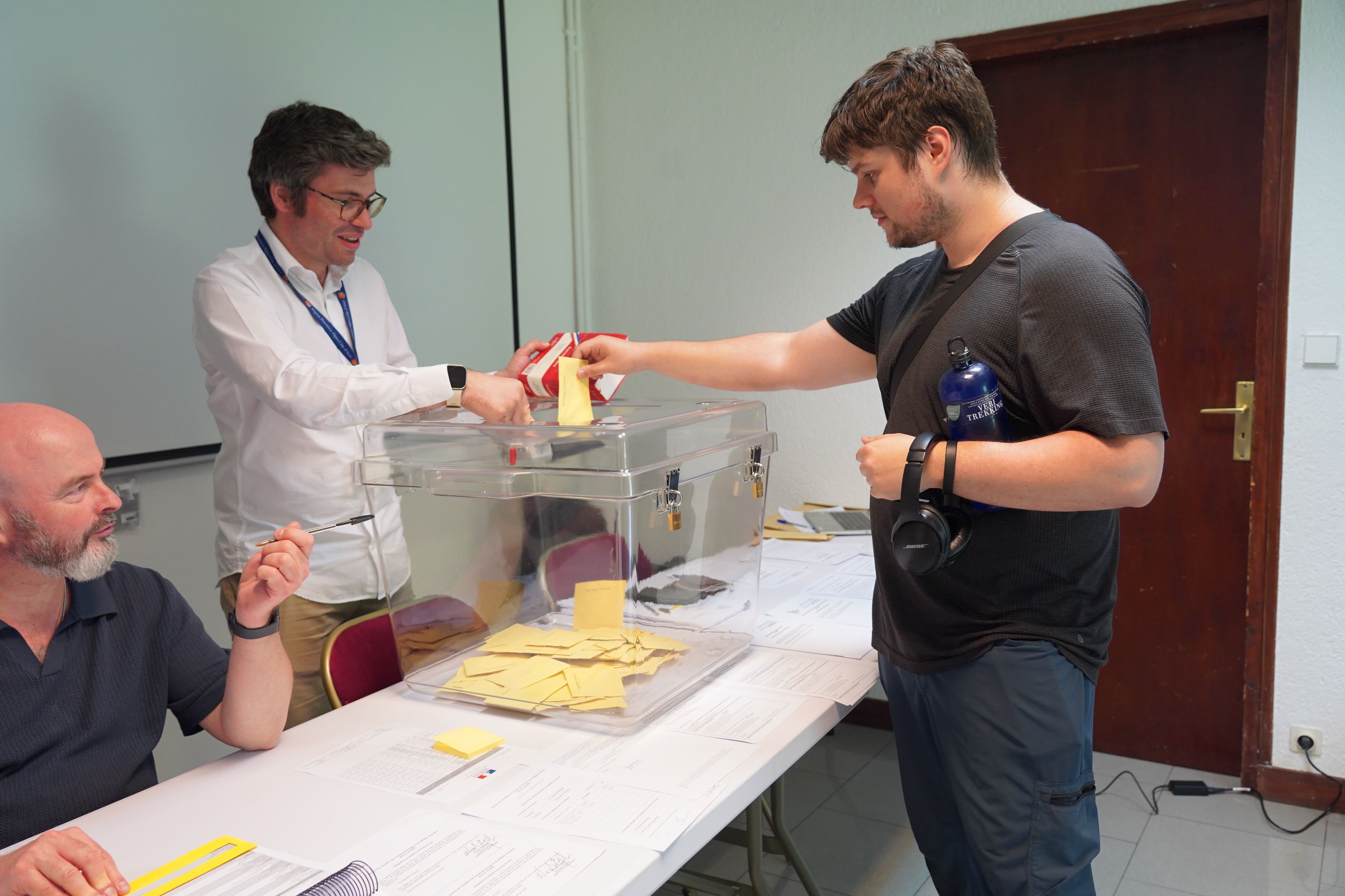 Un dels assistents a l'ambaixada, votant per primera vegada a la seva vida. 