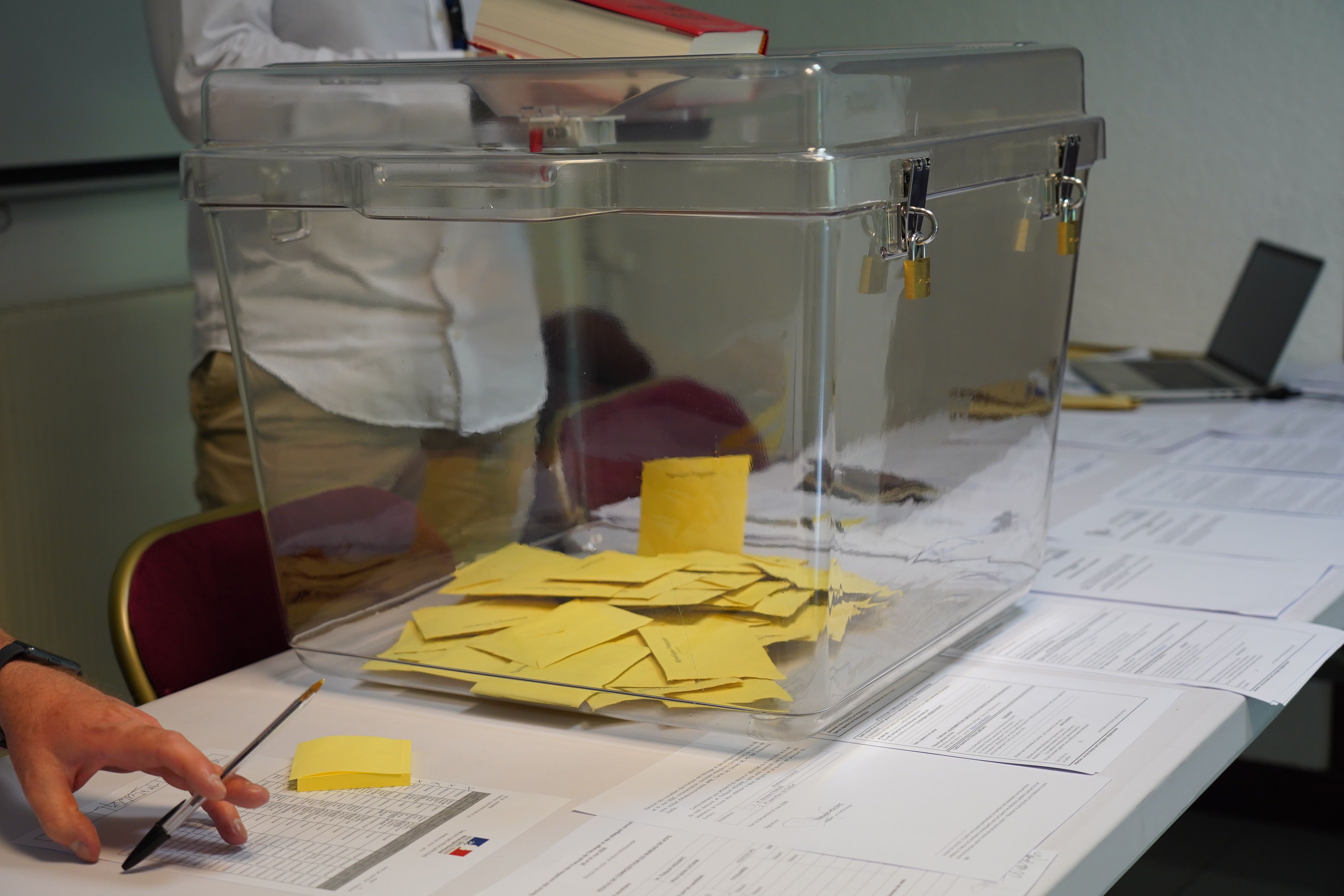La urna de les eleccions d'aquest diumenge, amb els vots presencials. La portaveu del Sindicat, Rebeca Bonache.