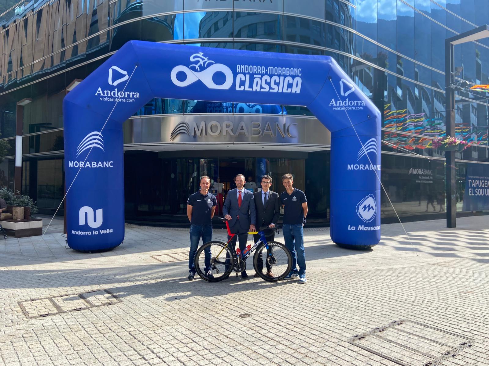 Riart, Torres, Martin i Verona, davant l'arc inflable de la clàssica a la seu de MoraBanc.
