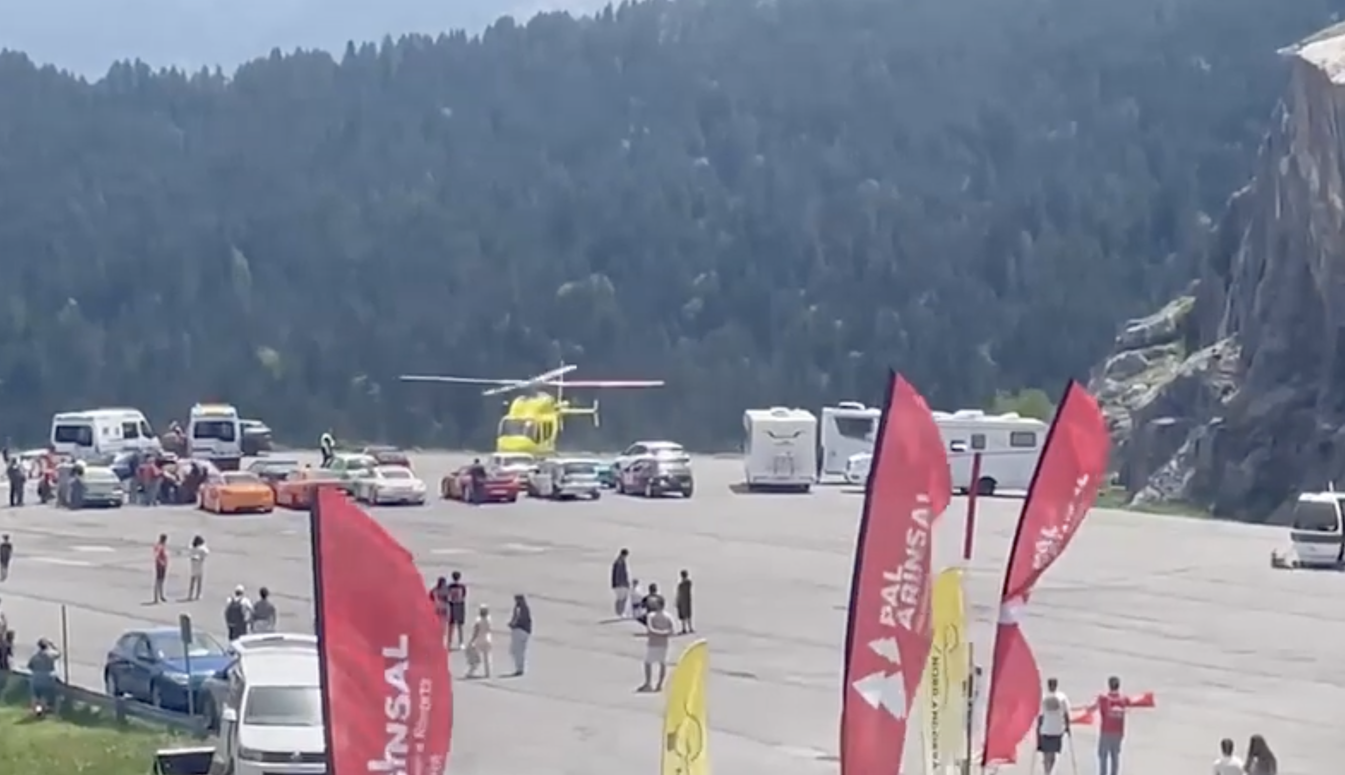 L'helicòpter enlairant-se de la zona d'arribada d'Arinsal. L'helicòpter enlairant-se de la zona d'arribada d'Arinsal.