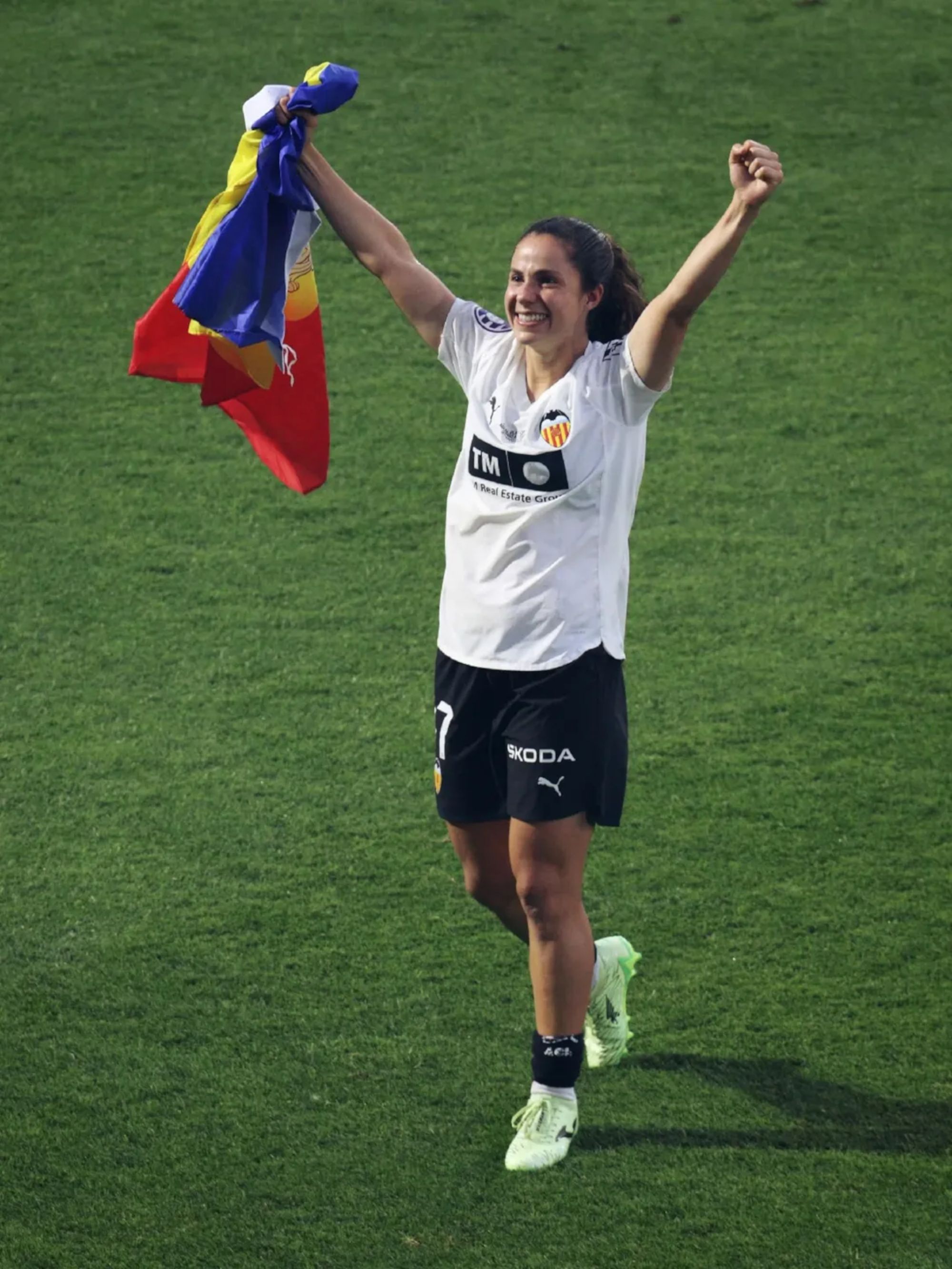 Tere Morató, amb la bandera andorrana en acabar el partit. 