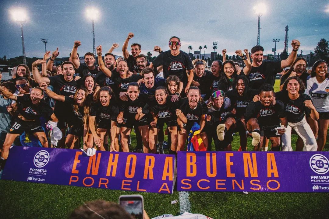 Celebració de les guanyadores amb el cartell de Primera Federació femenina. La portaveu del Sindicat, Rebeca Bonache.