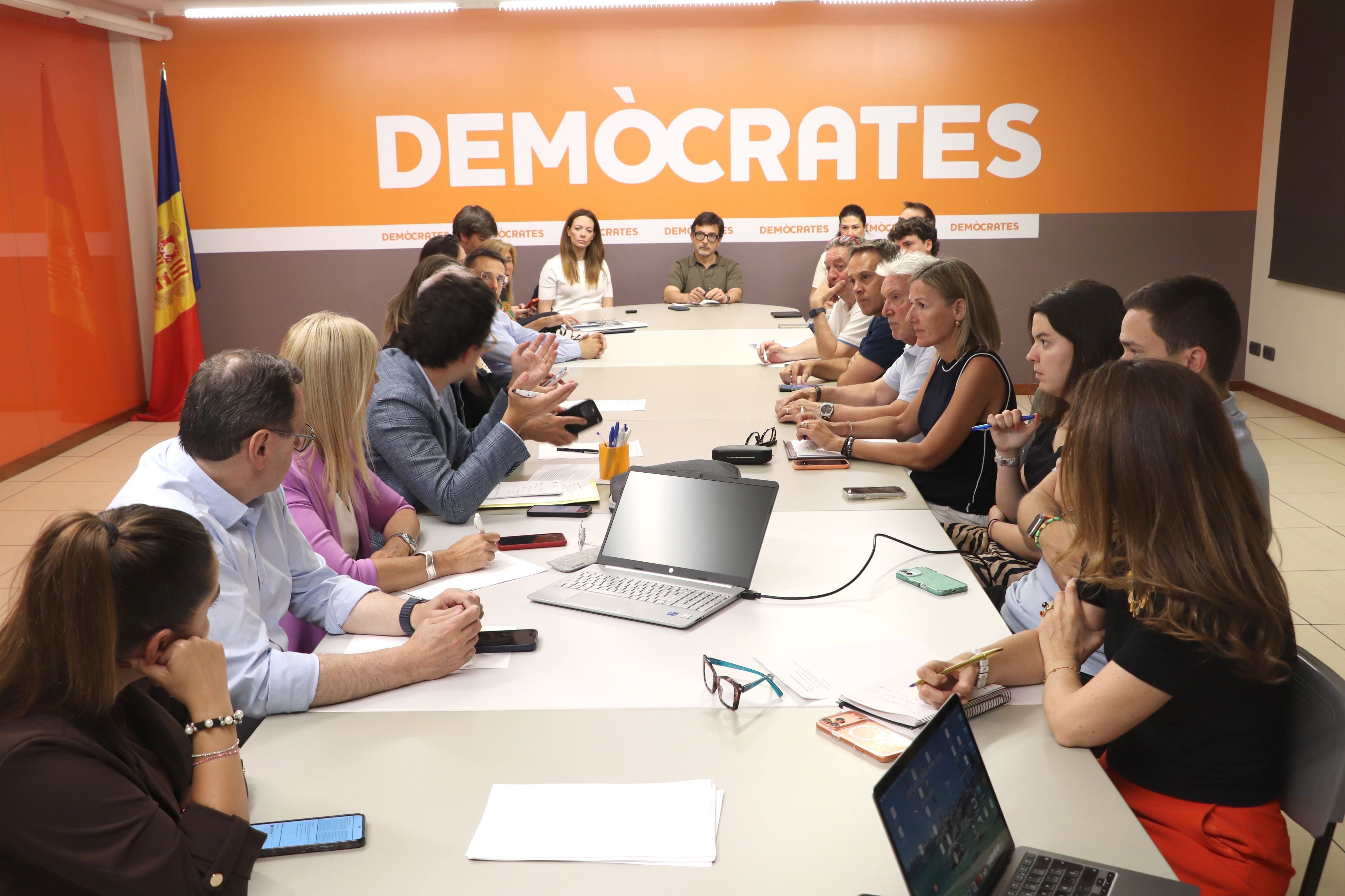 Un moment de la reunió de l'executiva de Demòcrates en què s'ha analitzat l'enquesta.