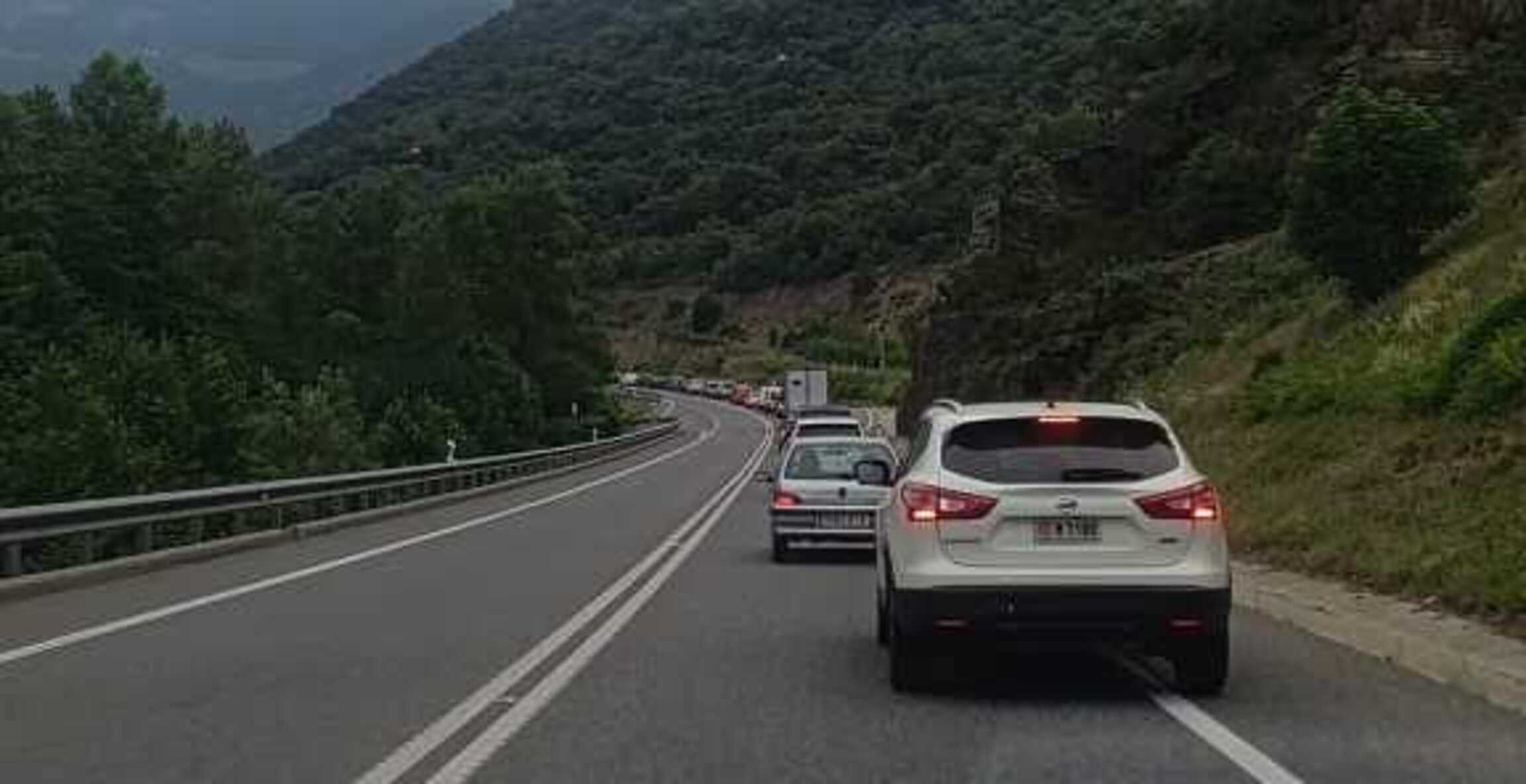 Cua de pujada cap a Andorra.
