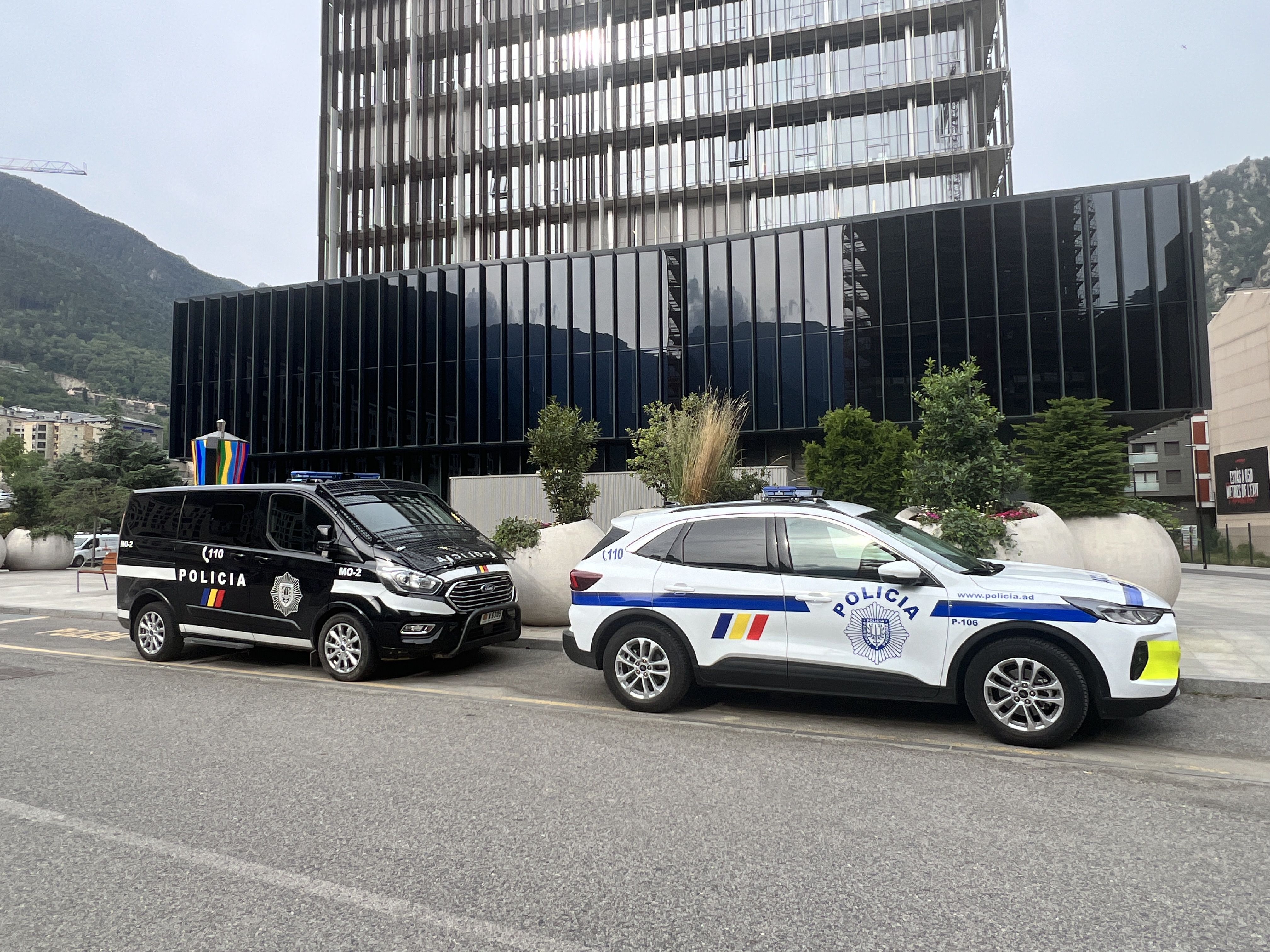 Dos cotxes policials aquest matí en les immediacions de la Seu de la Justícia. Dos cotxes policials aquest matí en les immediacions de la Seu de la Justícia.