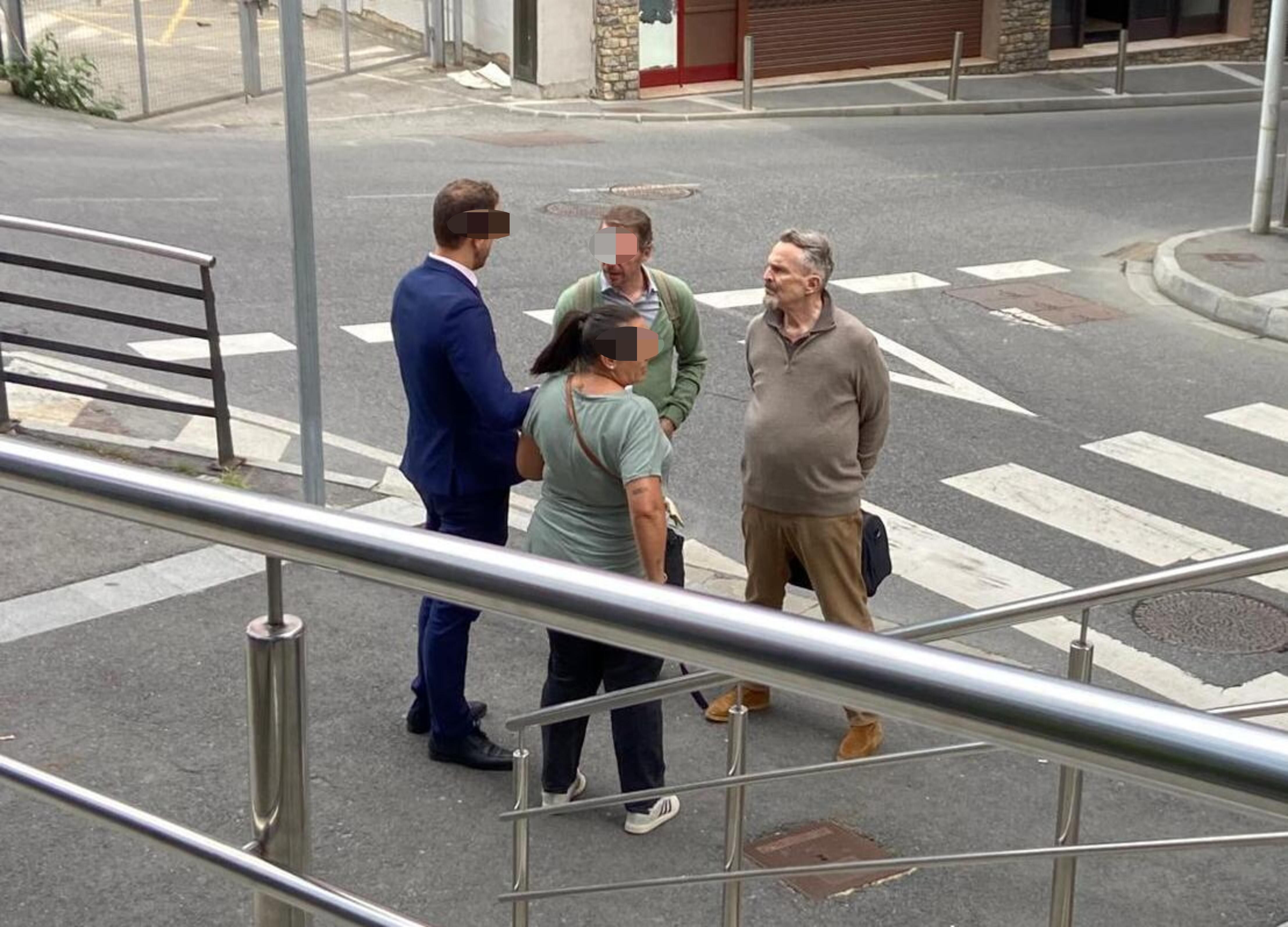 Miguel Bosé amb tres dels seus acompanyants.