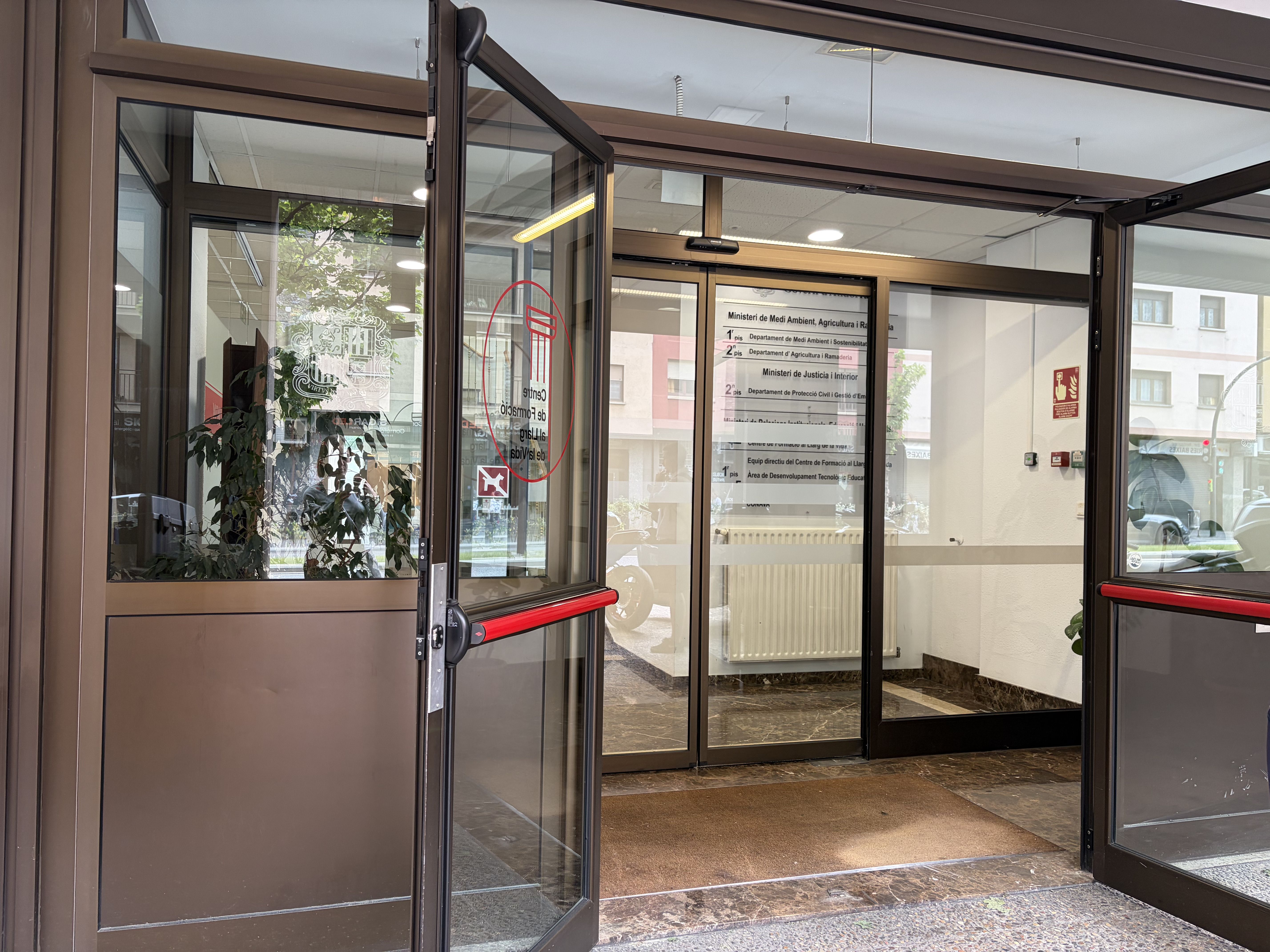 El departament d’Ocupació i Treball de Govern ha iniciat el trasllat cap a l’edifici de les Columnes. El departament d’Ocupació i Treball de Govern ha iniciat el trasllat cap a l’edifici de les Columnes.