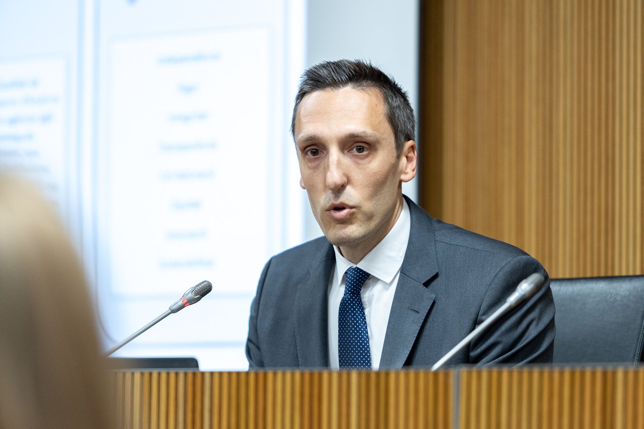 El director de l'AQUA, Isaac Galobardes, presentant la memòria del 2025 a la sala de compareixences públiques del Consell General. El director de l'AQUA, Isaac Galobardes, presentant la memòria del 2025 a la sala de compareixences públiques del Consell General.