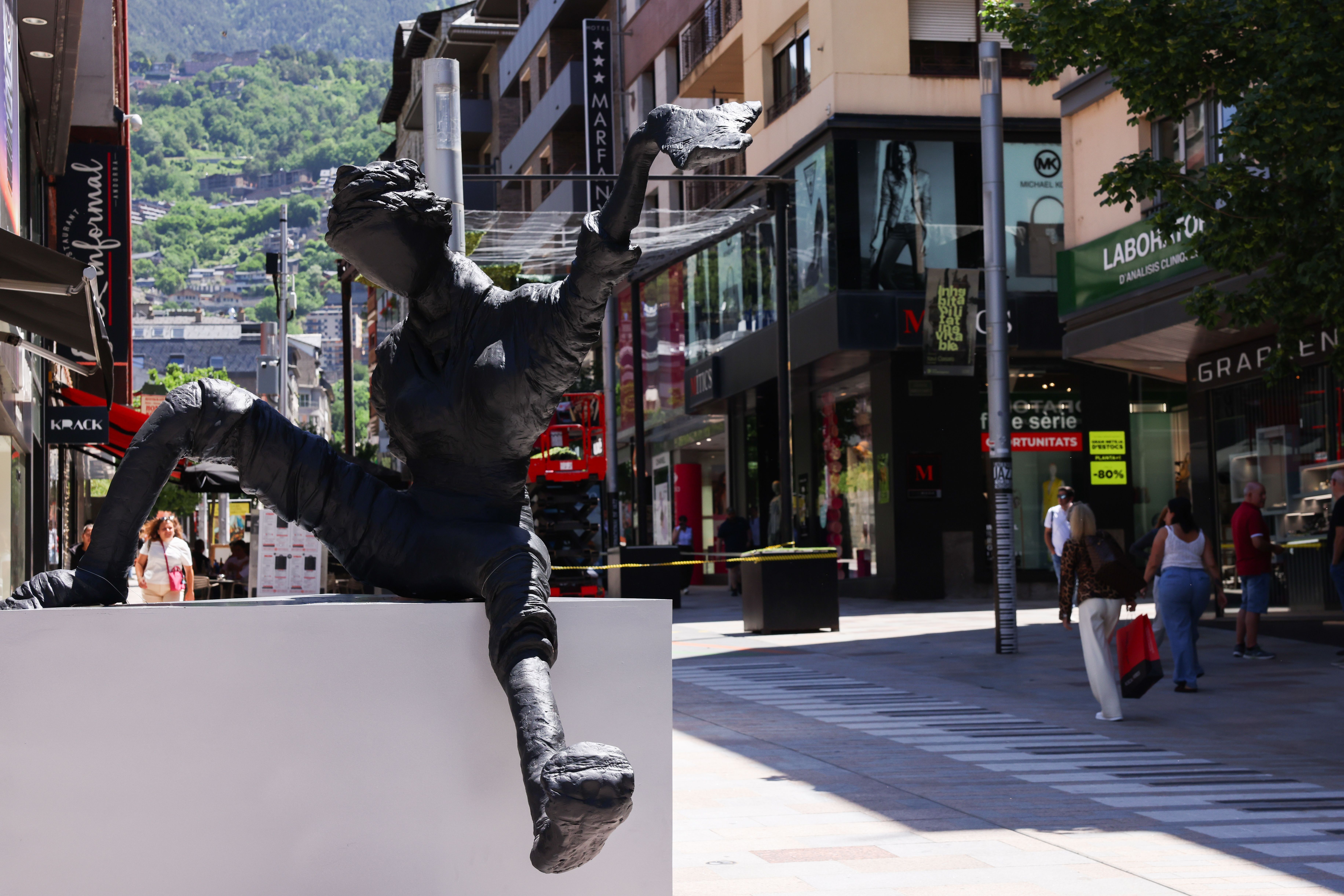 Una de les escultures que s'han instal·lat a l'avinguda Carlemany.