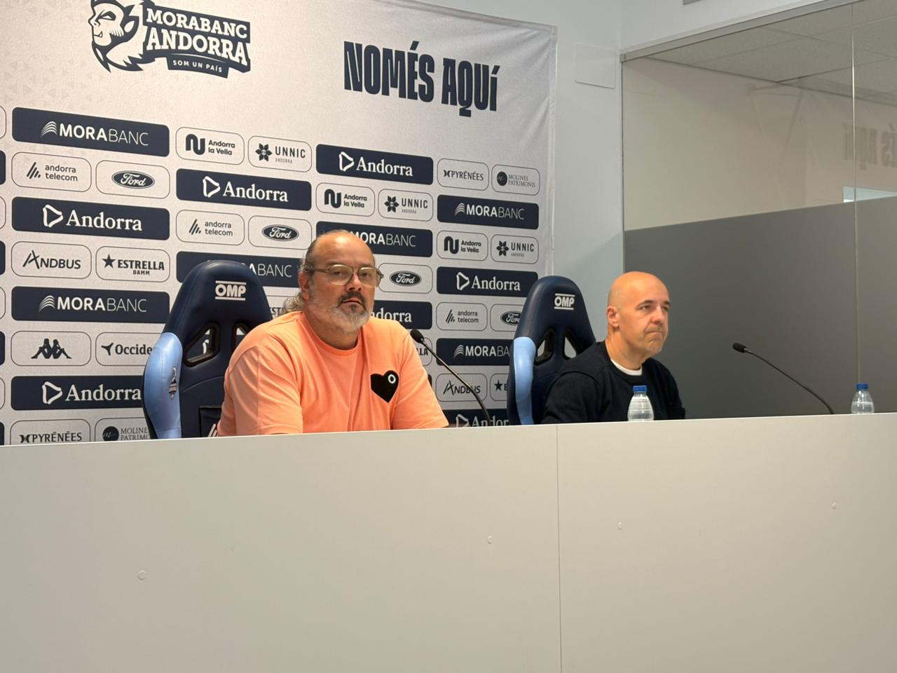 Francesc Solana i Gorka Aixàs, durant la roda de premsa de comiat del fins ara mànager general.