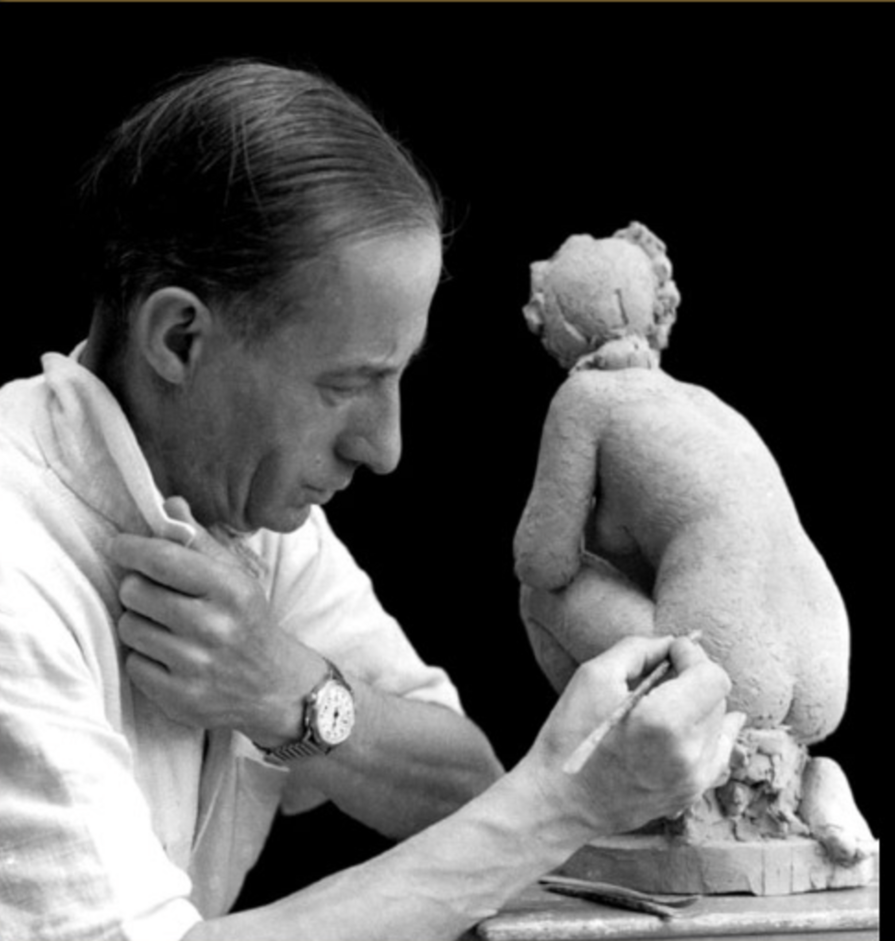 Josep Viladomat treballant en una escultura.