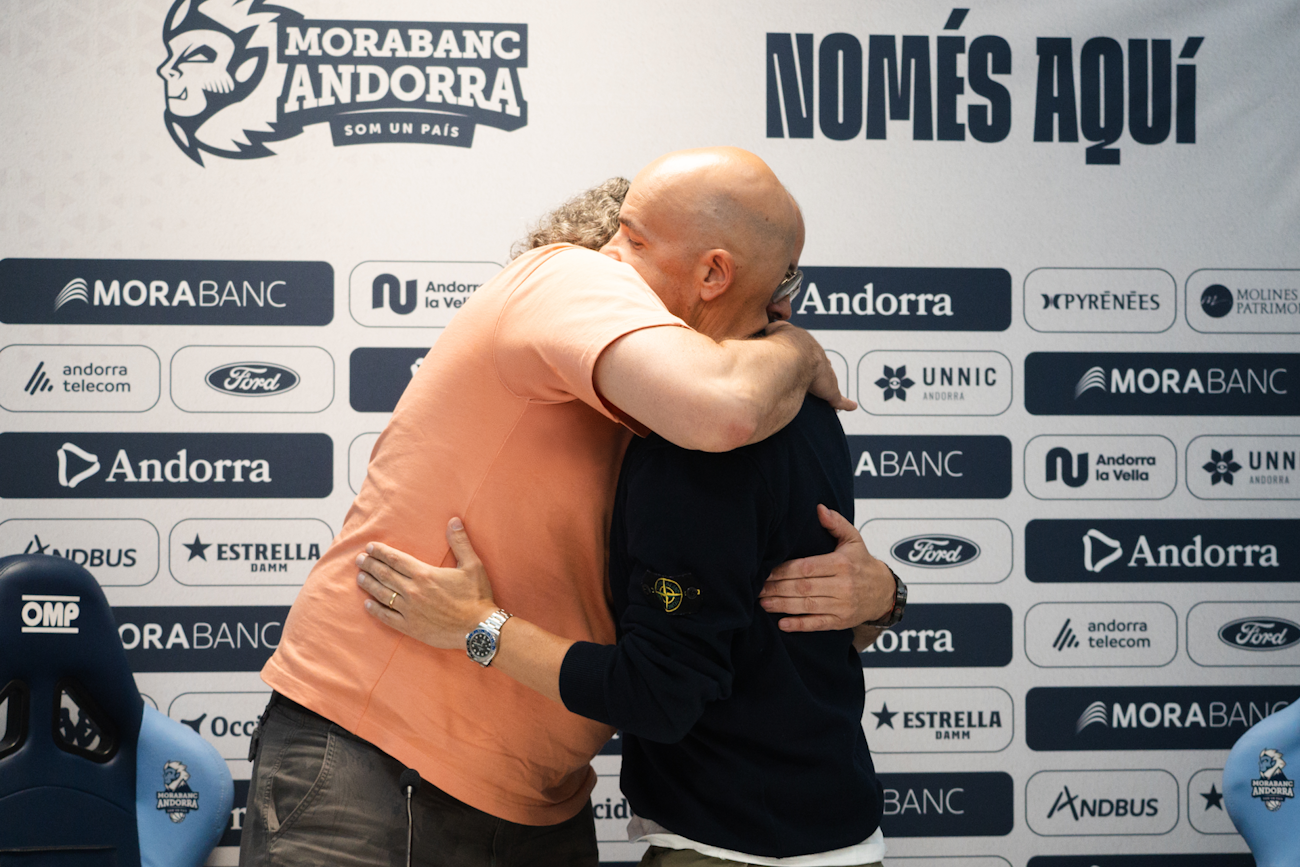 President i general manager s'han fos en una abraçada en acabar la roda de premsa. La portaveu del Sindicat, Rebeca Bonache.