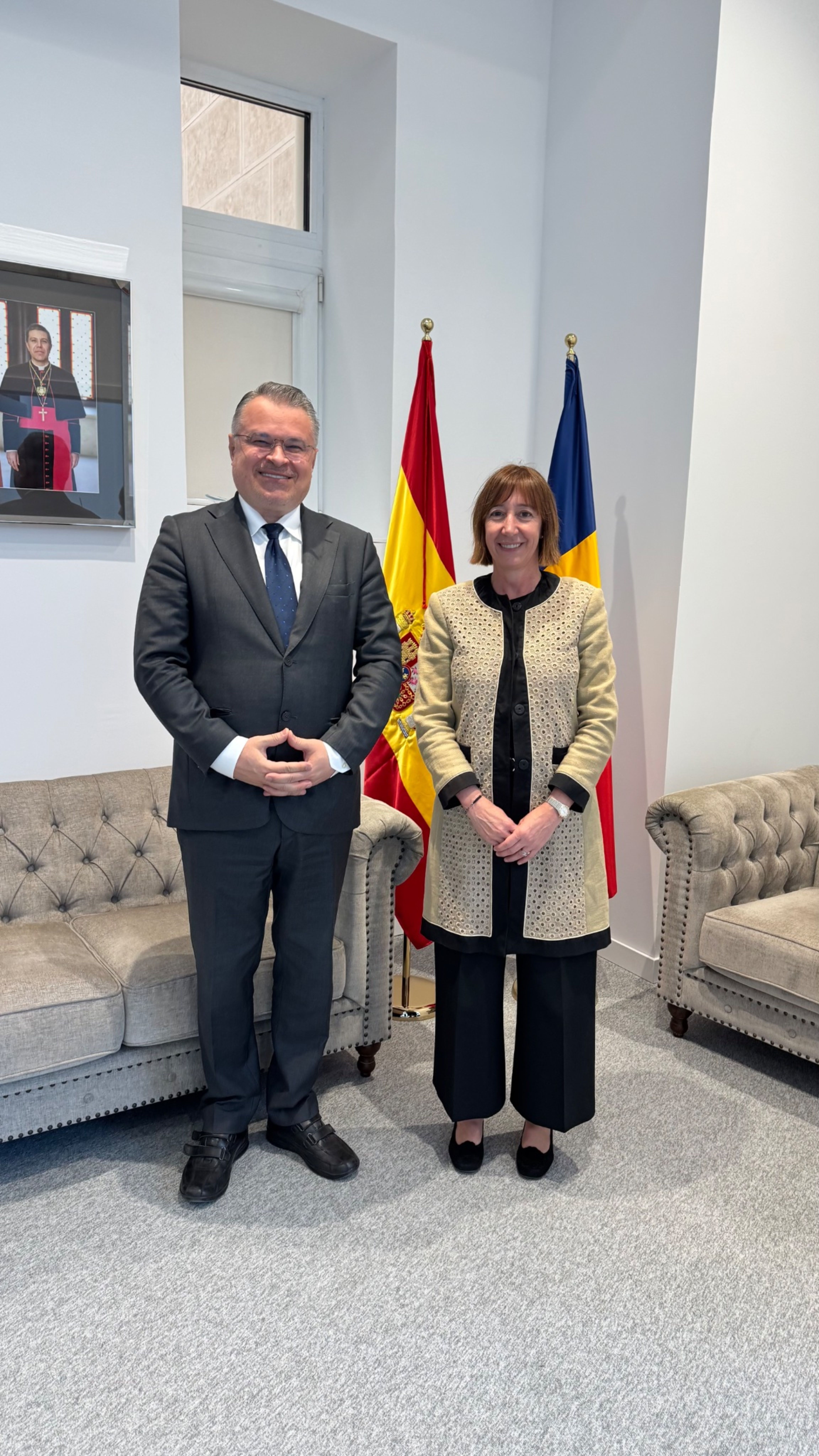 L'ambaixadora d'Andorra a Espanya, Eva Descarrega, rebent el seu homòleg búlgar a Madrid.