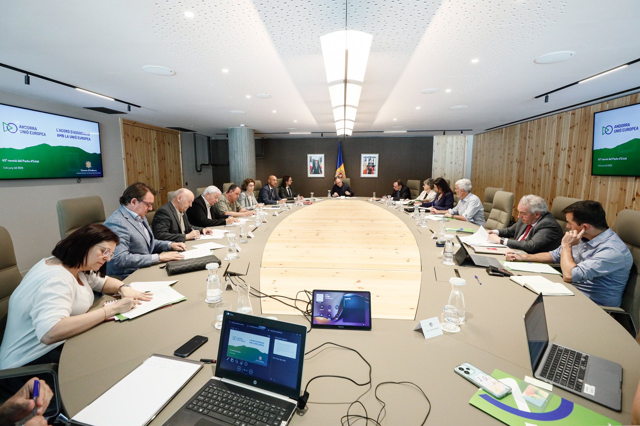 Compassos inicials de la reunió, amb la firma dels representants dels nous observadors. Compassos inicials de la reunió, amb la firma dels representants dels nous observadors.