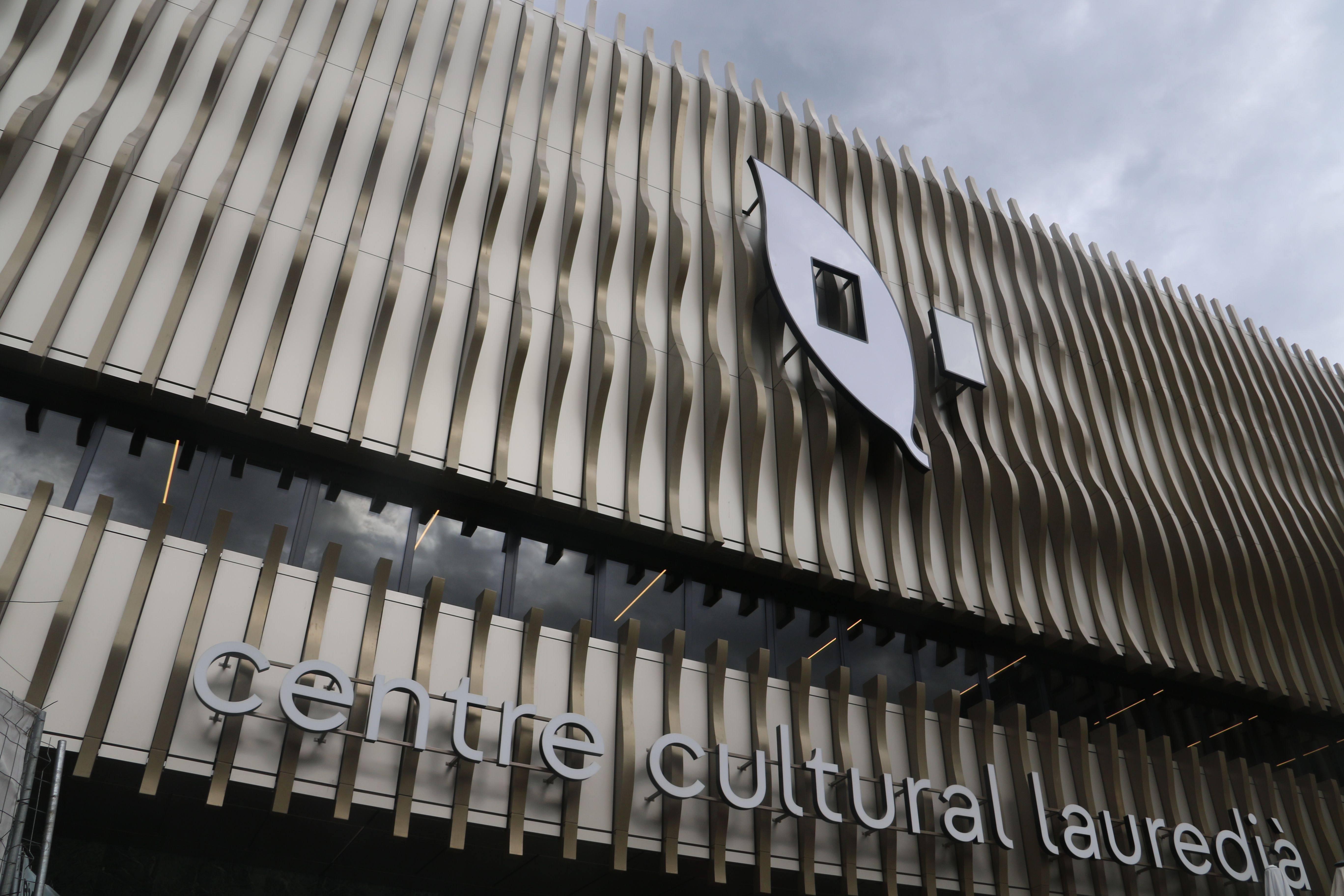 Una imatge d'aquest matí de la nova façana del centre cultural lauredià.