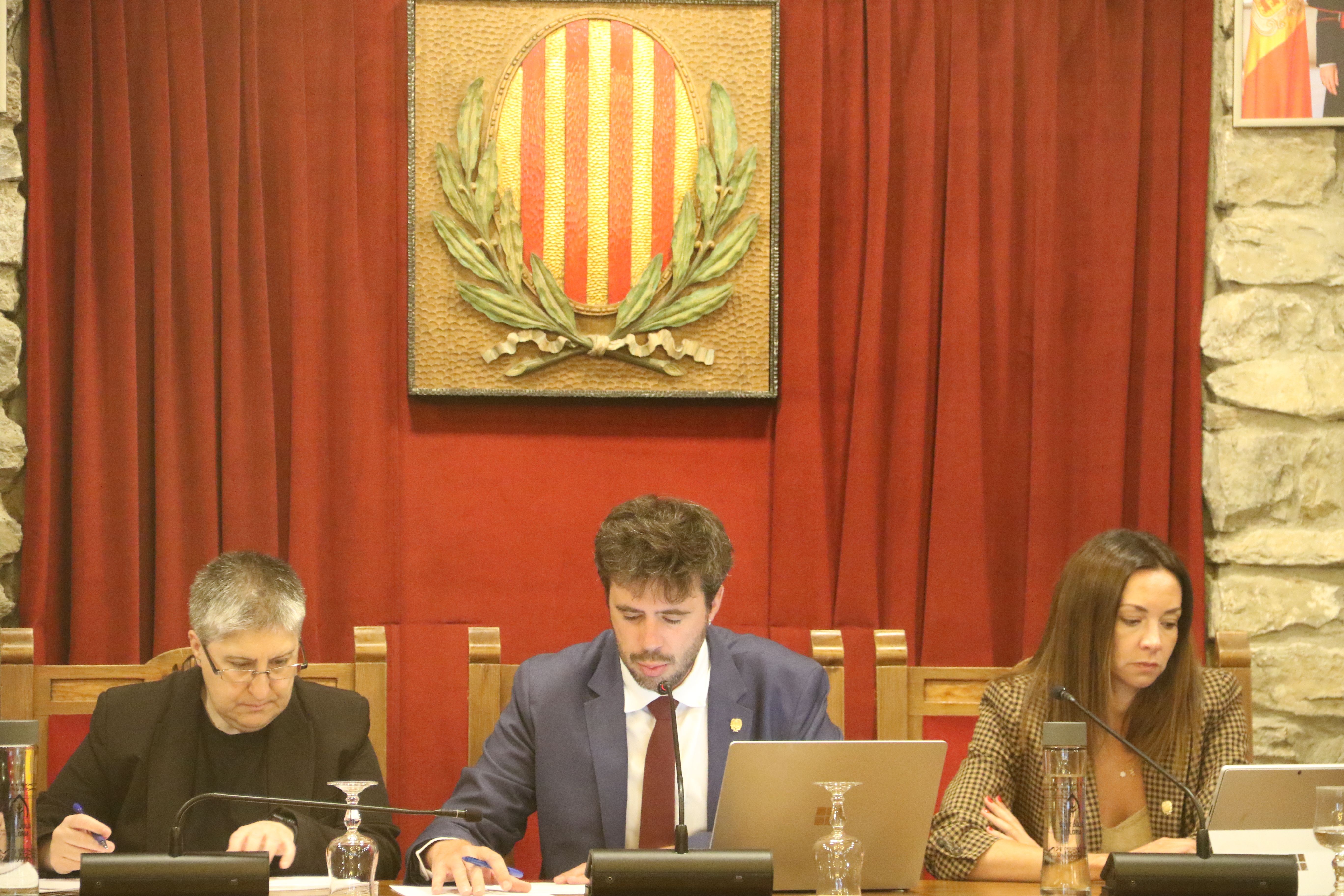 Els dos cònsols i la secretària general presidint la sessió de consell de comú.