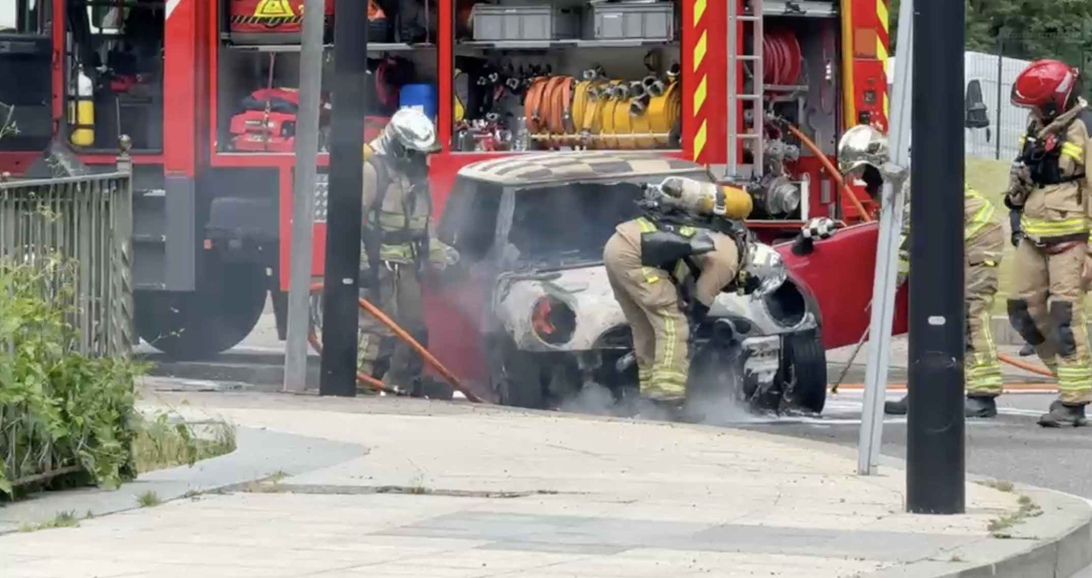 El vehicle, calcinat després que els Bombers hagin pogut apagar l'incendi.