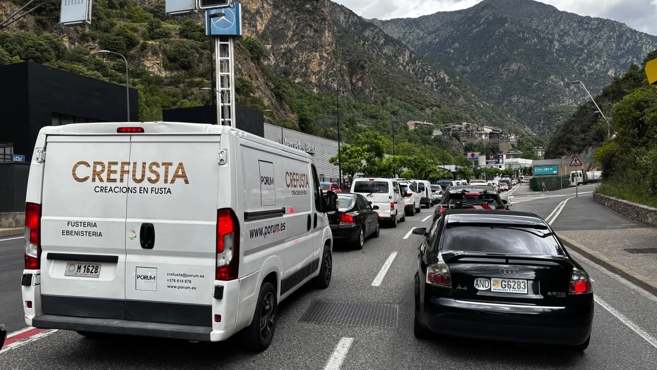 Retencions a la CG-1 per l'incendi del cotxe a la rotonda. 