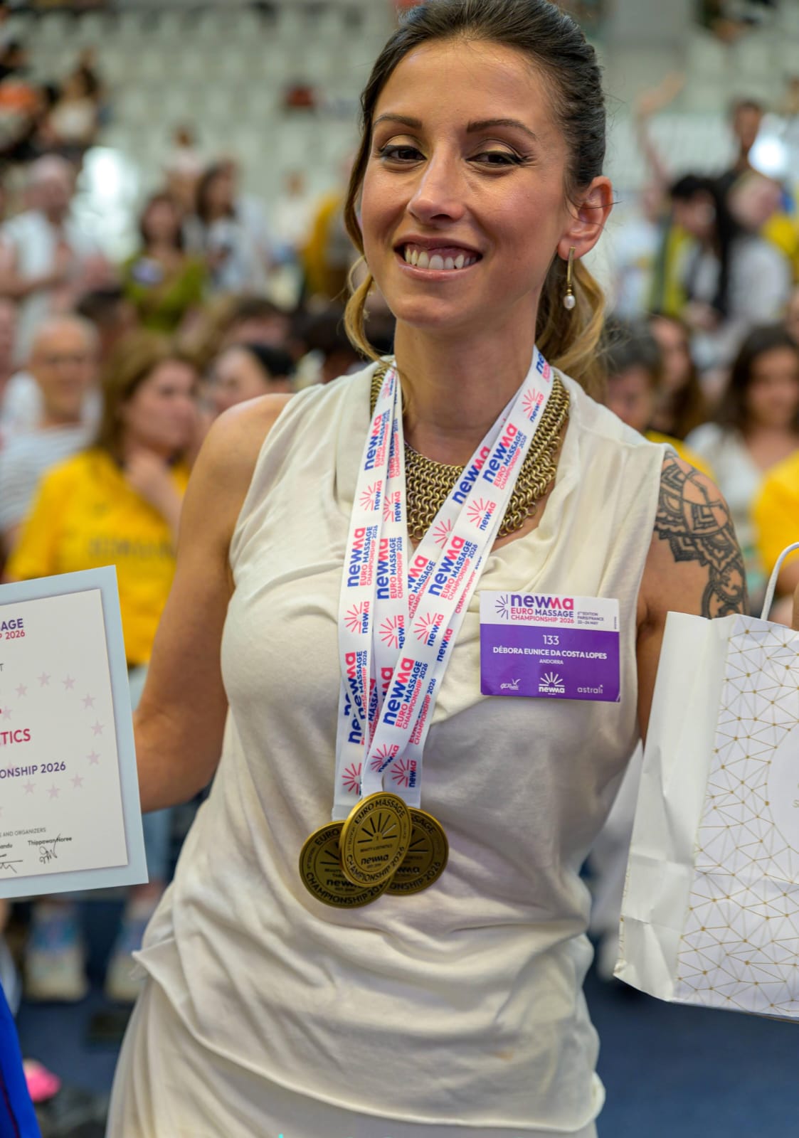 Débora Eunice, amb les tres medalles d'or aconseguides a l'Europeu. La portaveu del Sindicat, Rebeca Bonache.