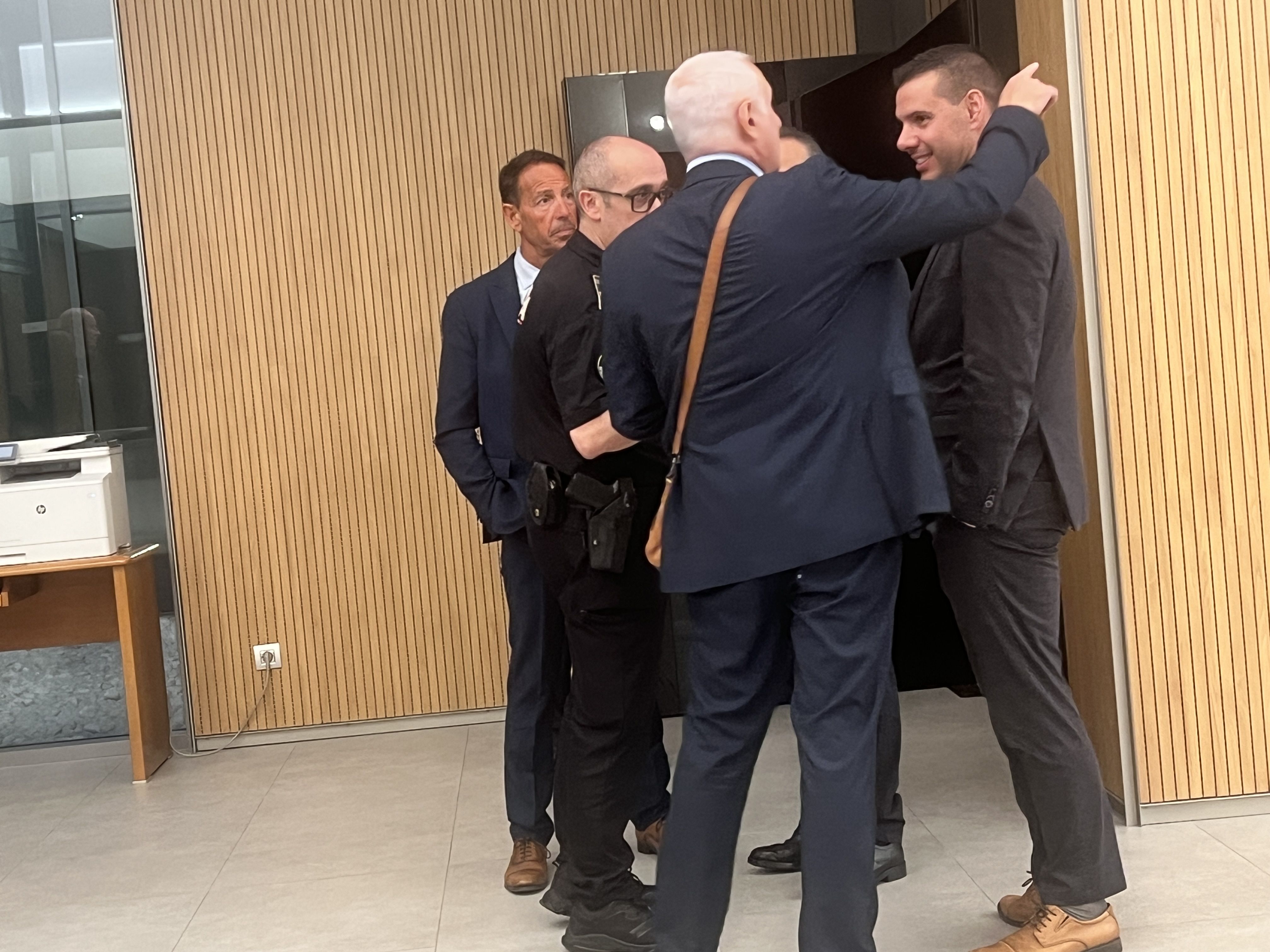 Els directors i alts comandaments de la policia conversant amb l'advocat que dirigeix la defensa dels funcionaris.