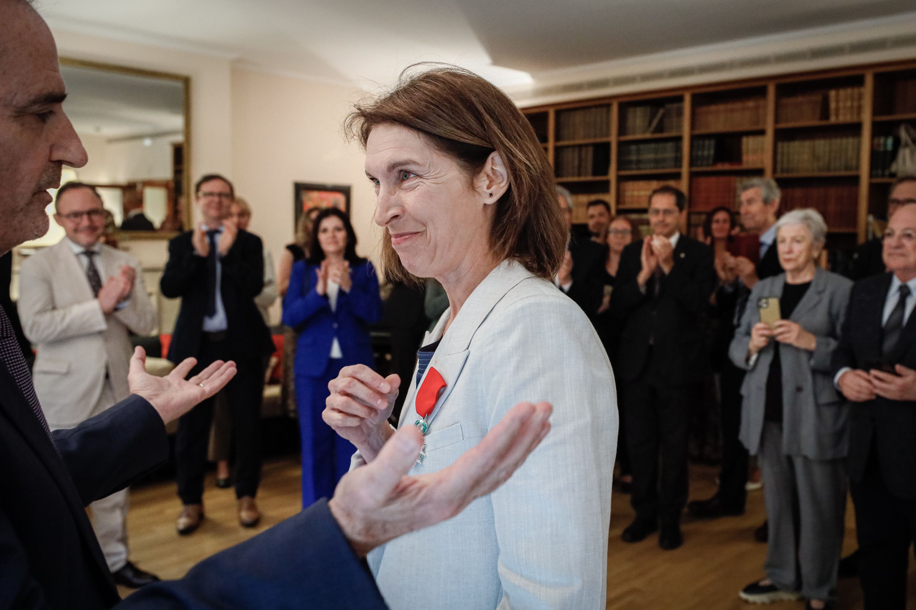 Maria Ubach rep la insígnia de Cavaller de la Legió d’Honor de la  República Francesa.