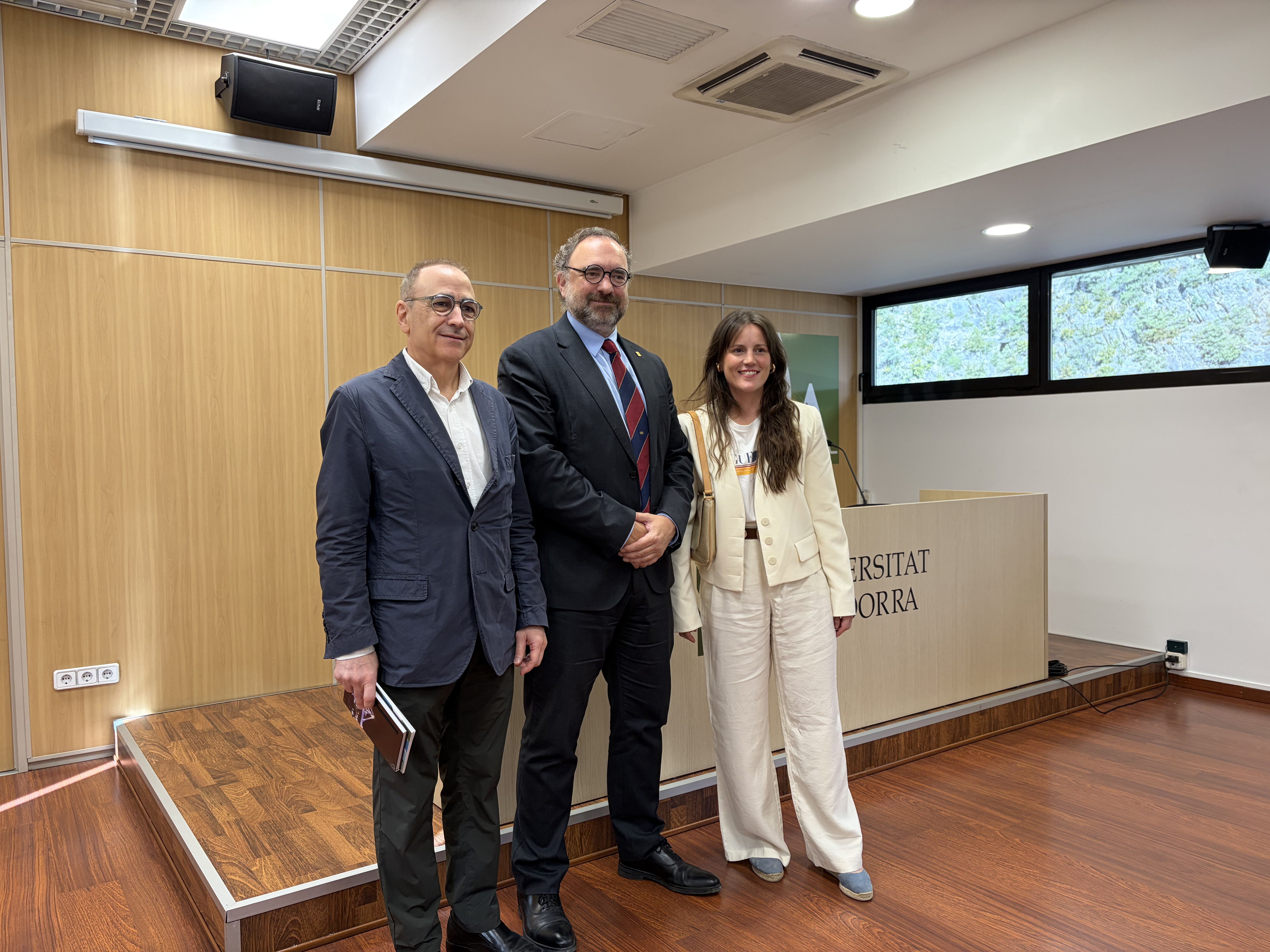 Rafael Giménez-Capdevila, president de la Societat Catalana de Geografia, Juli Minoves i Noëlia Souque en la presentació d'aquest matí.