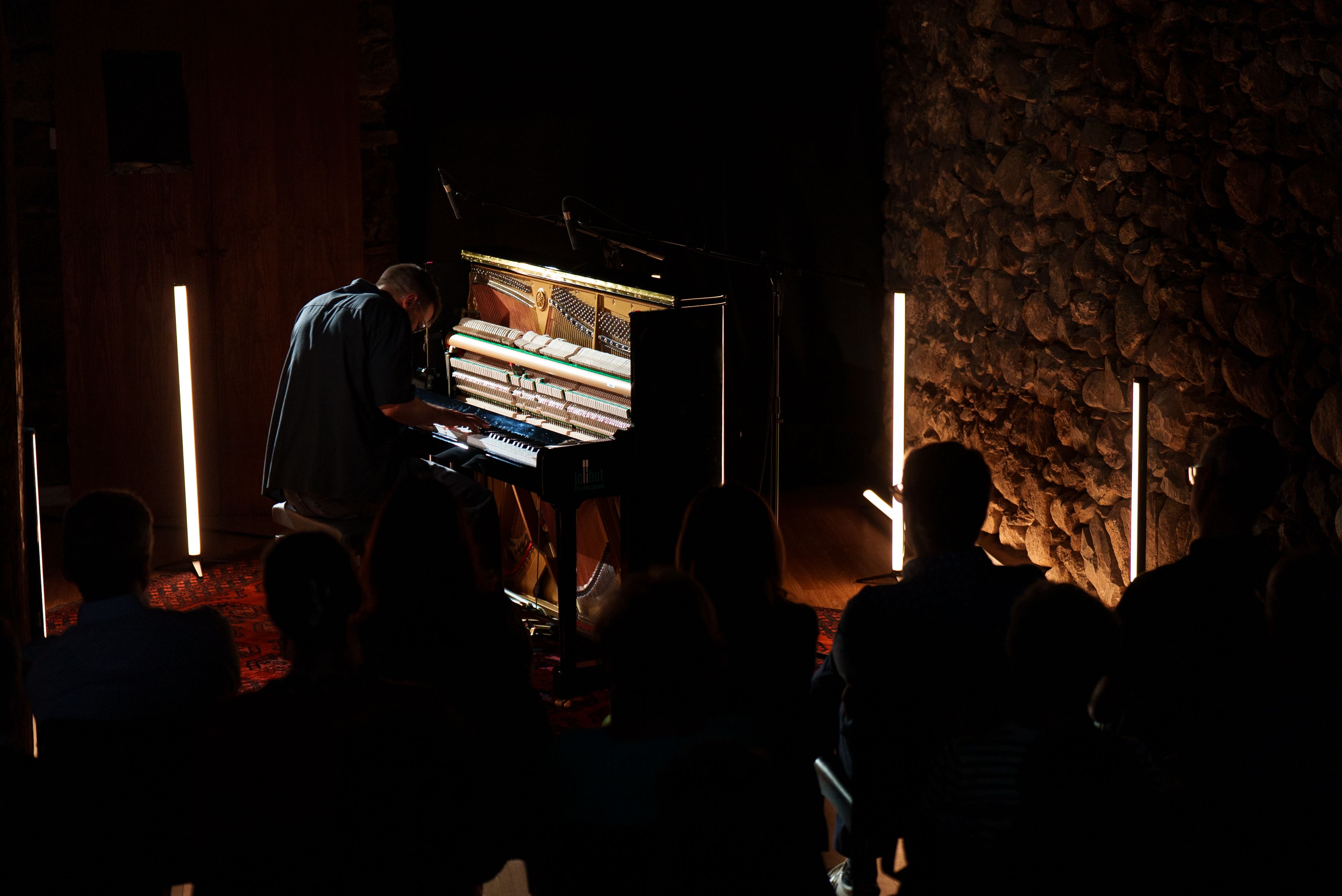 El músic Èric Rossell presenta en directe a Cal Paleta el seu disc debut ‘Negre sobre blanc’.