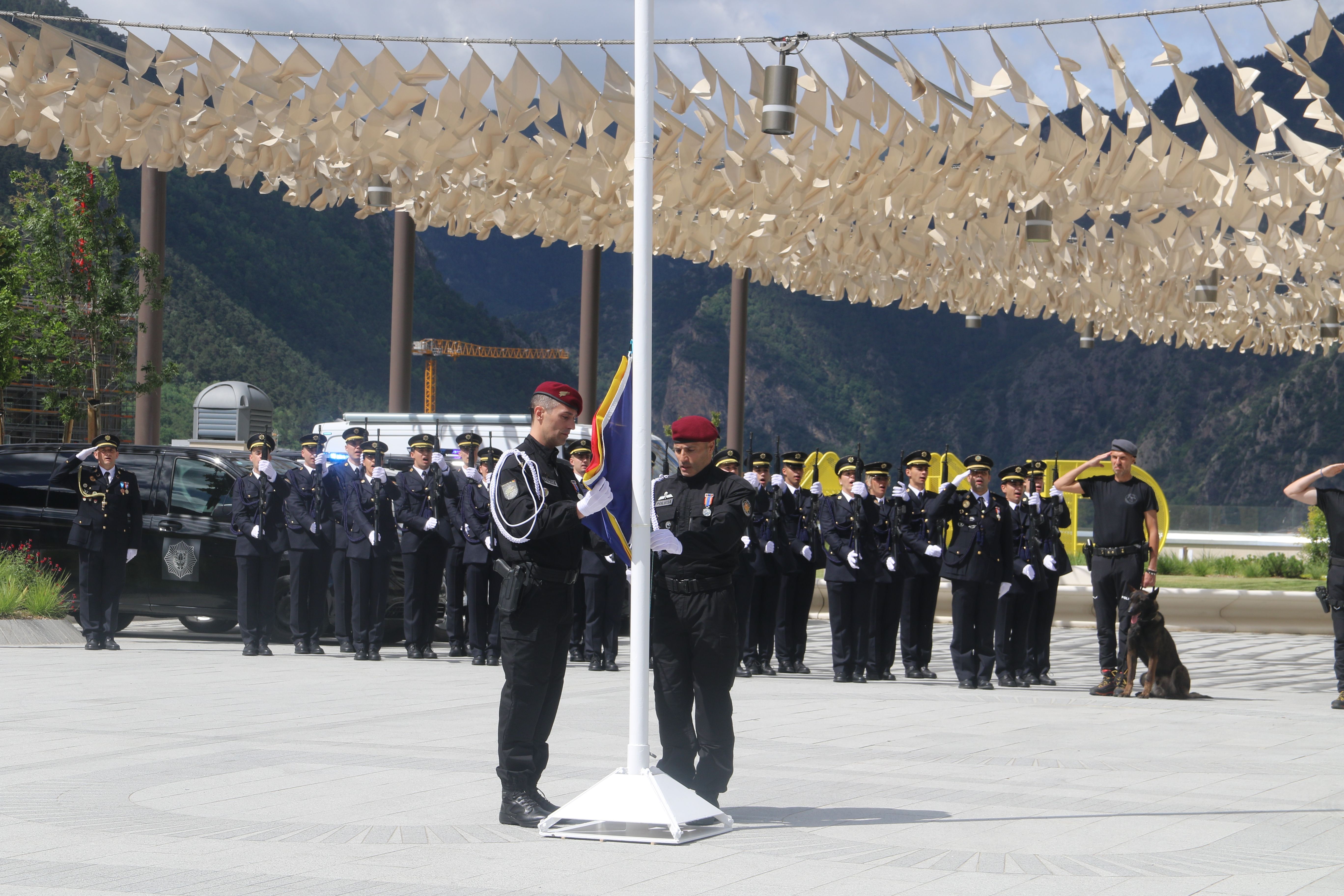 Moment de la hissada de la bandera.