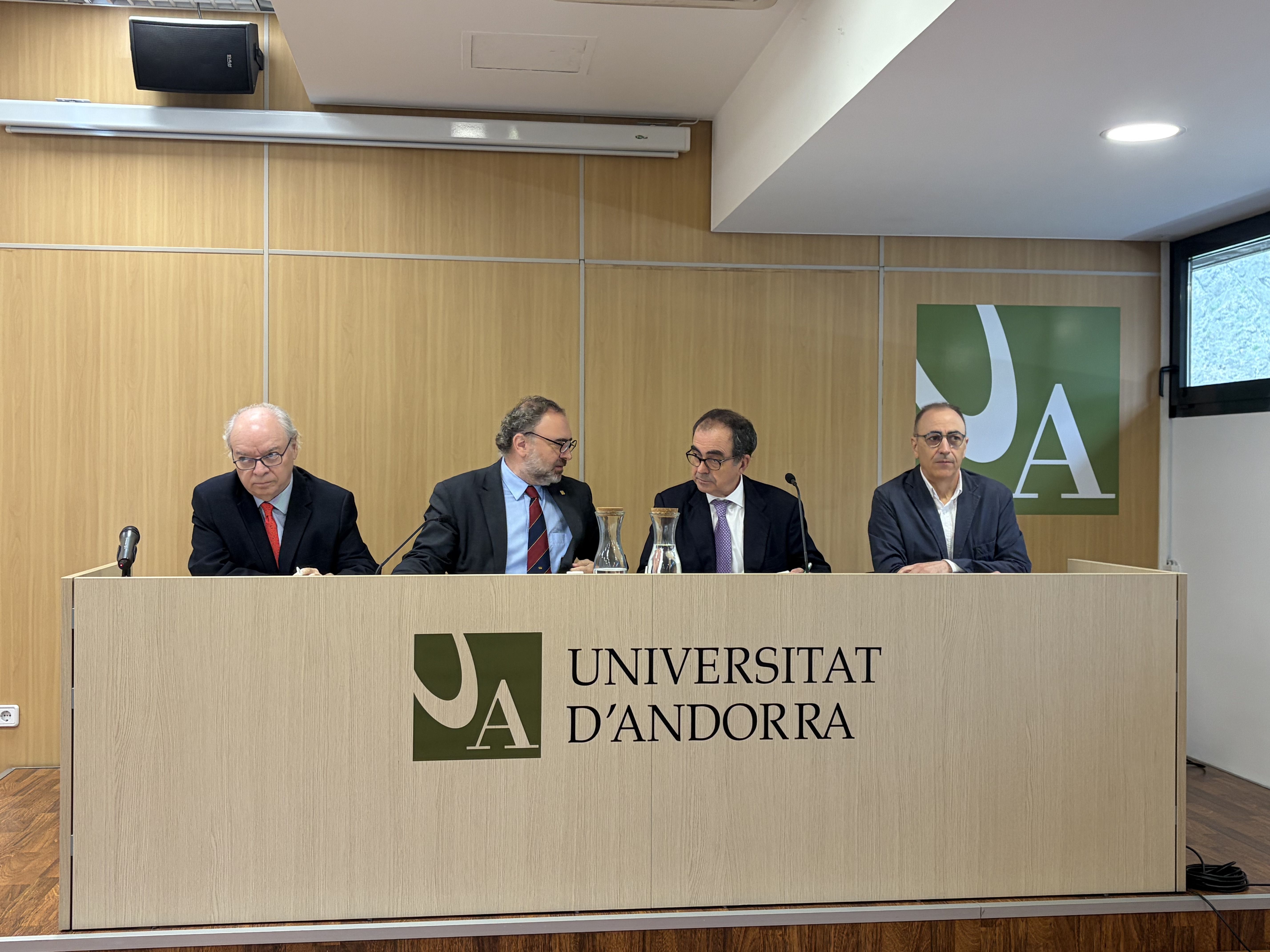 Els compareixents de la presentació del llibre 'La cooperació transfronterera a l’Europa del segle XXI'.