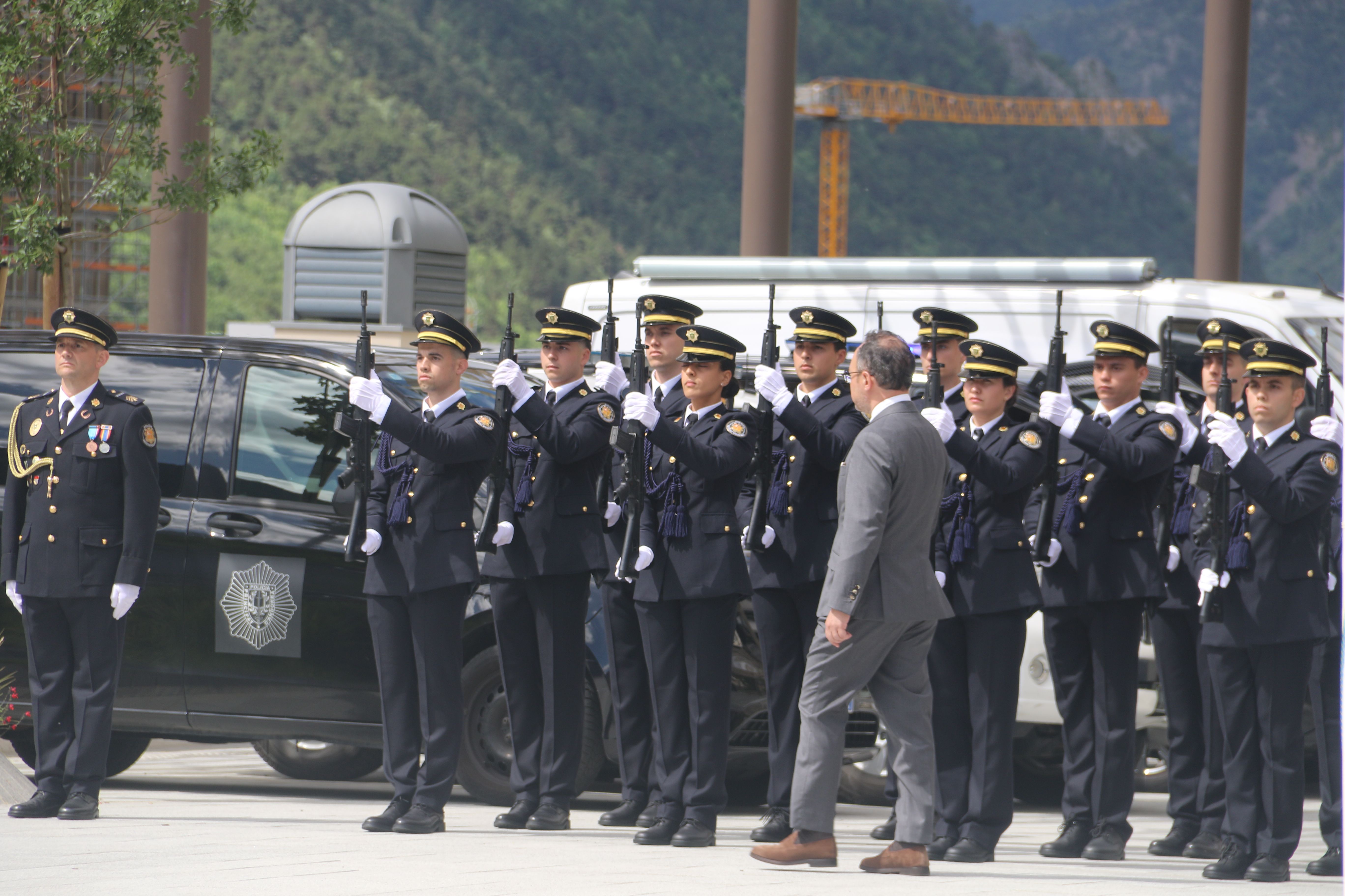 El cap de Govern, Xavier Espot, passant revista per davant dels nous agents.