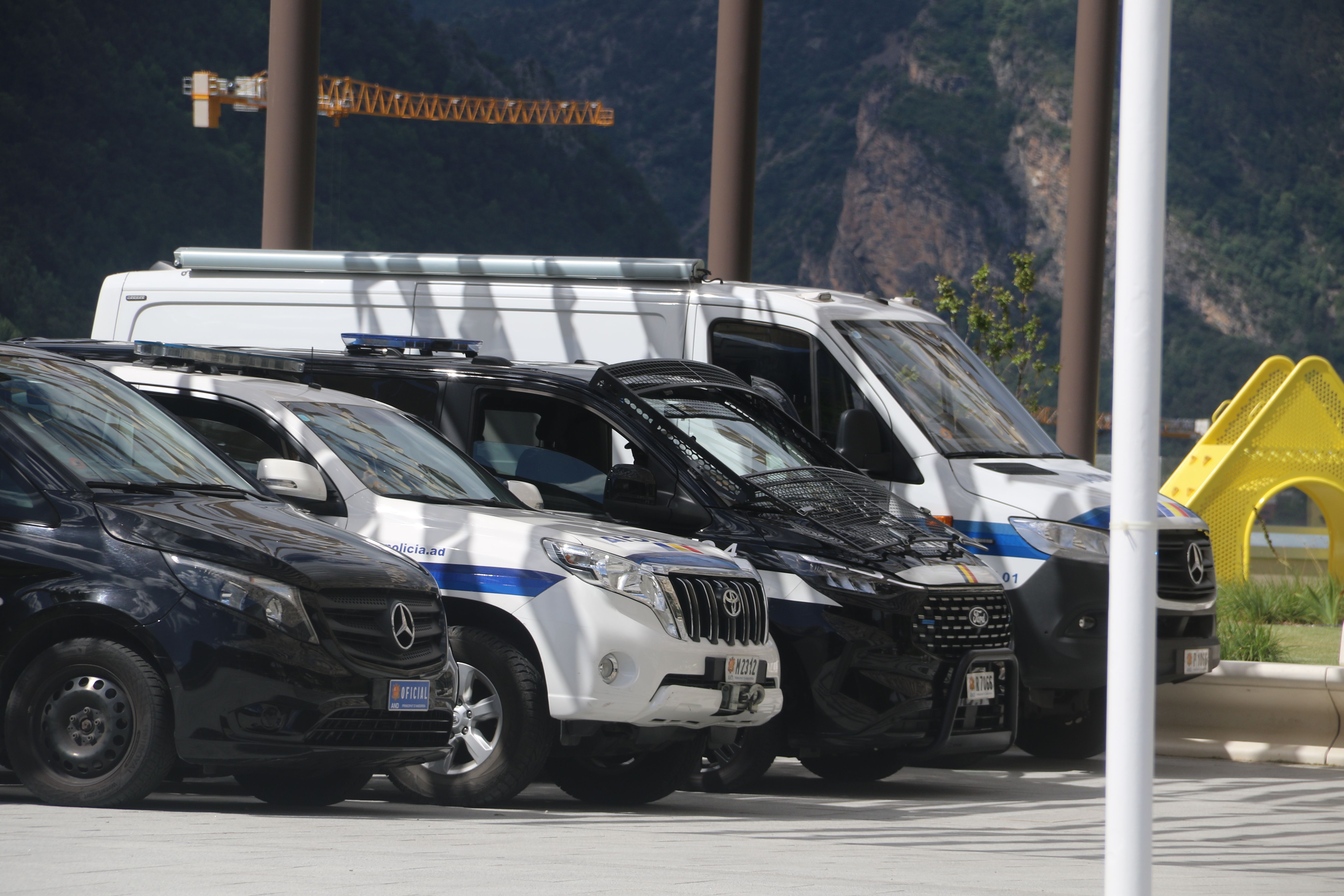Vehicles policials durant la patrona.